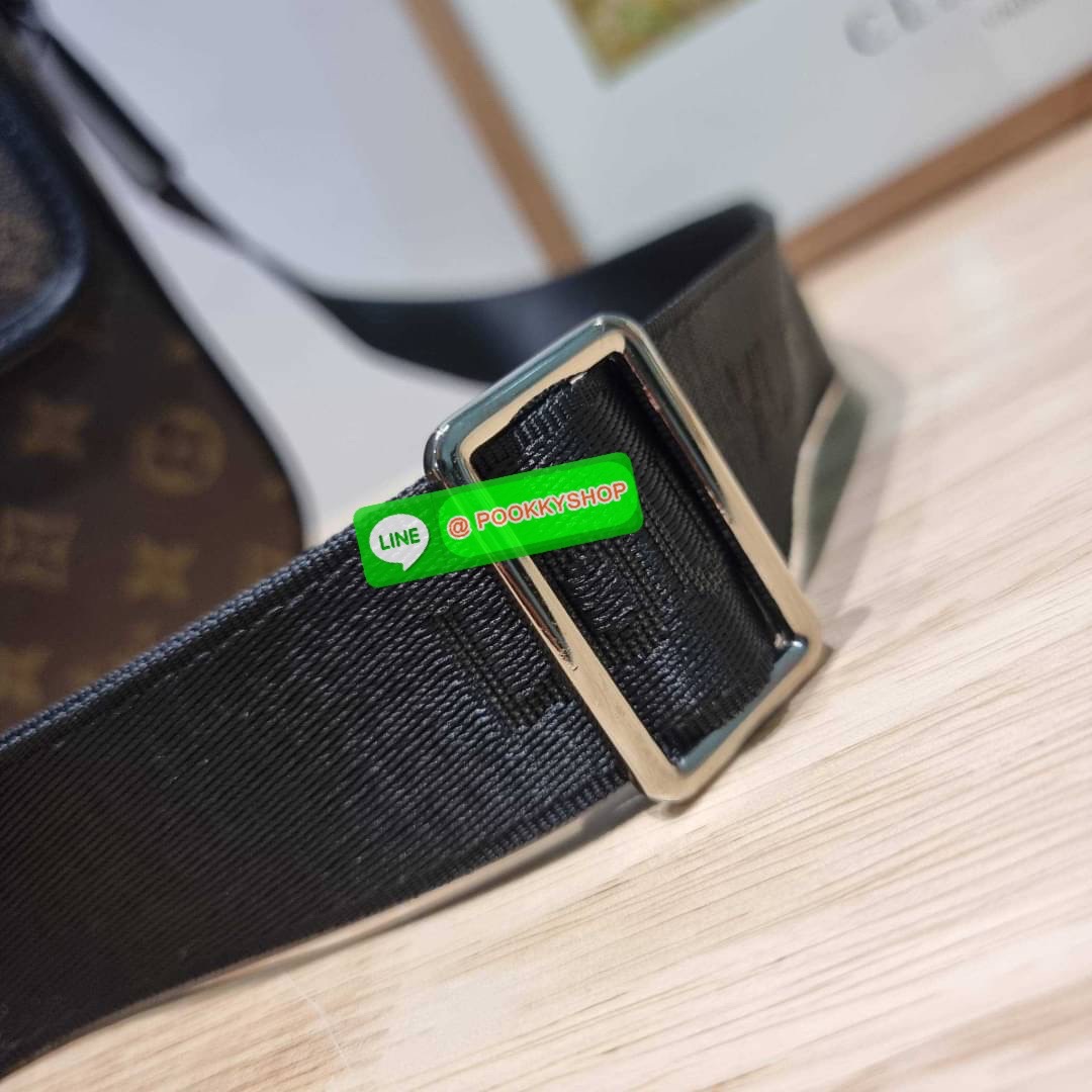 LV bass macassar monogram bag ของใหม่จัดให้หนุ่มๆ จากเคาน์เตอร์ dutyfree กับกระเป๋าสะพายทรงแมสเซ็นเจอร์ ไซส์กำลังดี เหมาะกับหนุ่มๆที่รักความคล่องตัว วัสดุหนังแท้ปั๊มลายเต็มใบ ดีไซน์คลาสสิค เปิด-ปิดด้วยกระดุมแม่เหล็ก ภายในโล่ง ใส่โทรศัพท์ได้ทุกรุ่น ใส่กระเ