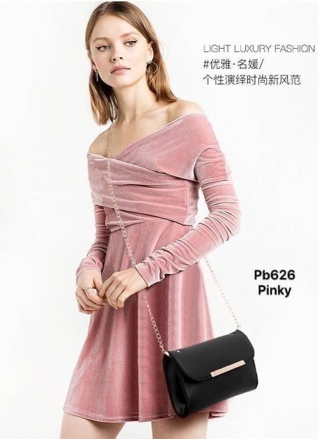 พร้อมส่ง PB626 (ผลิตใหม่งานดีกว่าเดิม) มาแล้วจ้า ครบสี รุ่นขายดีตลอดกาล งานเซตหรู ดูแพง ใบใหญ่ออกแบบสวยเข้ากับทุกชุด ตกแต่งพู่สวยงาม สายยาวติดกับตัวกระเป๋าถอด ไม่ได้ค่ะ ผลิตจากหนัง pu เกรดพรีเมี่ยม คุ้มมากได้ถึง 3 ใบ จัดเซตเข้ากั้นนนเข้ากัน สาวๆรีบจัดเลยจ