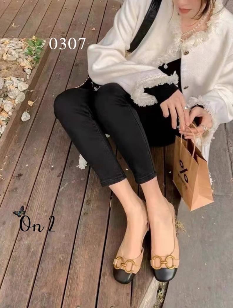พร้อมส่งรองเท้าหัวคัชชูเปิดหลังรัดข้อเท้า หน้าแต่งอะไหล่ทองเหลือง สไตล์แบรนด์ส้นเป็นอะไหล่ทองสวยหรู สายรับปรับได้ คู่นี้ใส่แมทกับชุดได้ง่ายทั้งกางเกงและกระโปรงได้หมดทรงสวย