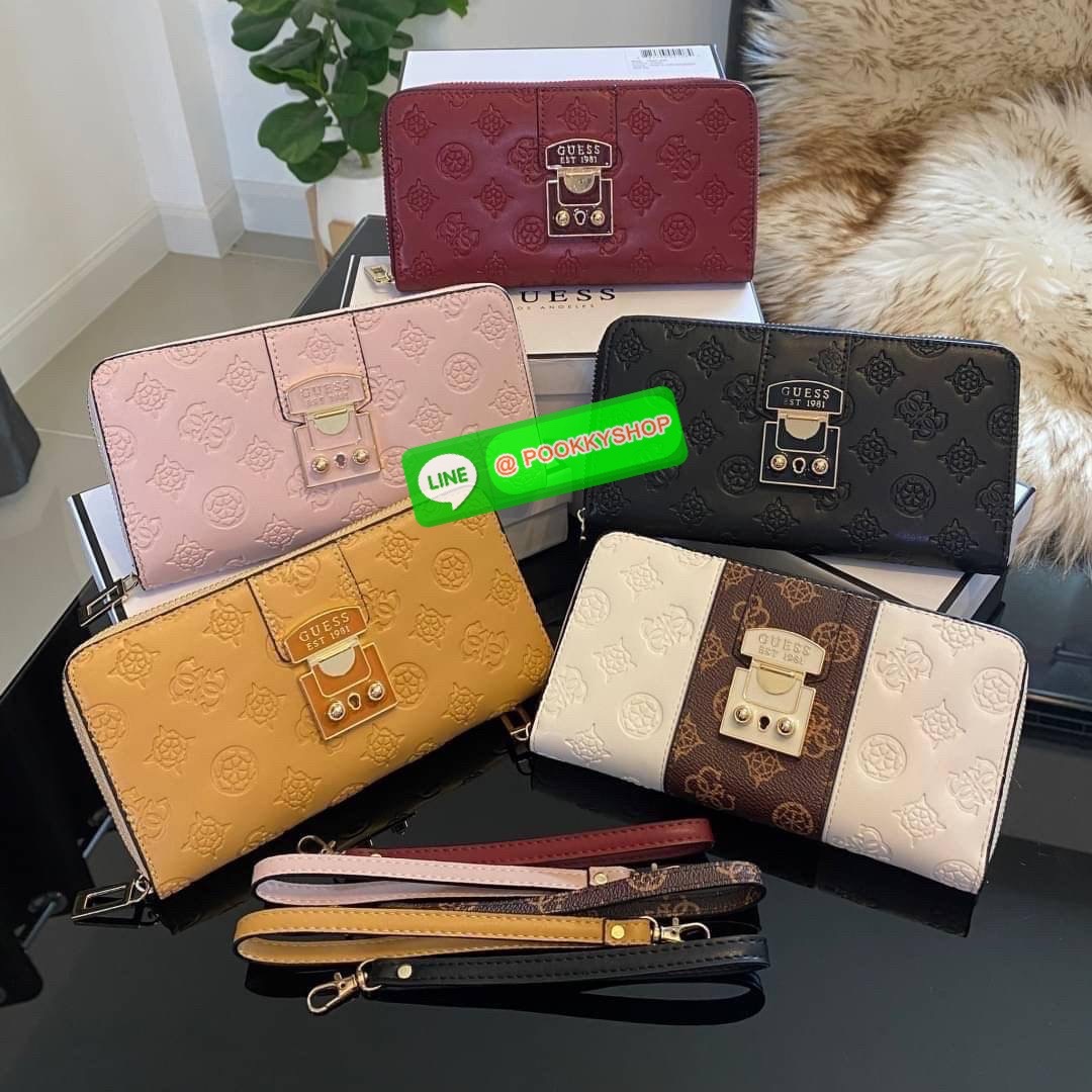 Guess Long Wallet กระเป๋าเงินใบยาวซิปรอบ ด้านหน้ามีโลโก้แบรนด์สีเข้ากระเป๋าสวยสะดุดตา รุ่นนี้มีสายคล้องมือมาให้ เพื่อใช้งานง่ายและสะดวกมากยิ่งขึ้น ด้านในมีช่องใส่ธนบัตร ช่องใส่บัตร และช่องซิปใส่เหรียญค่ะ