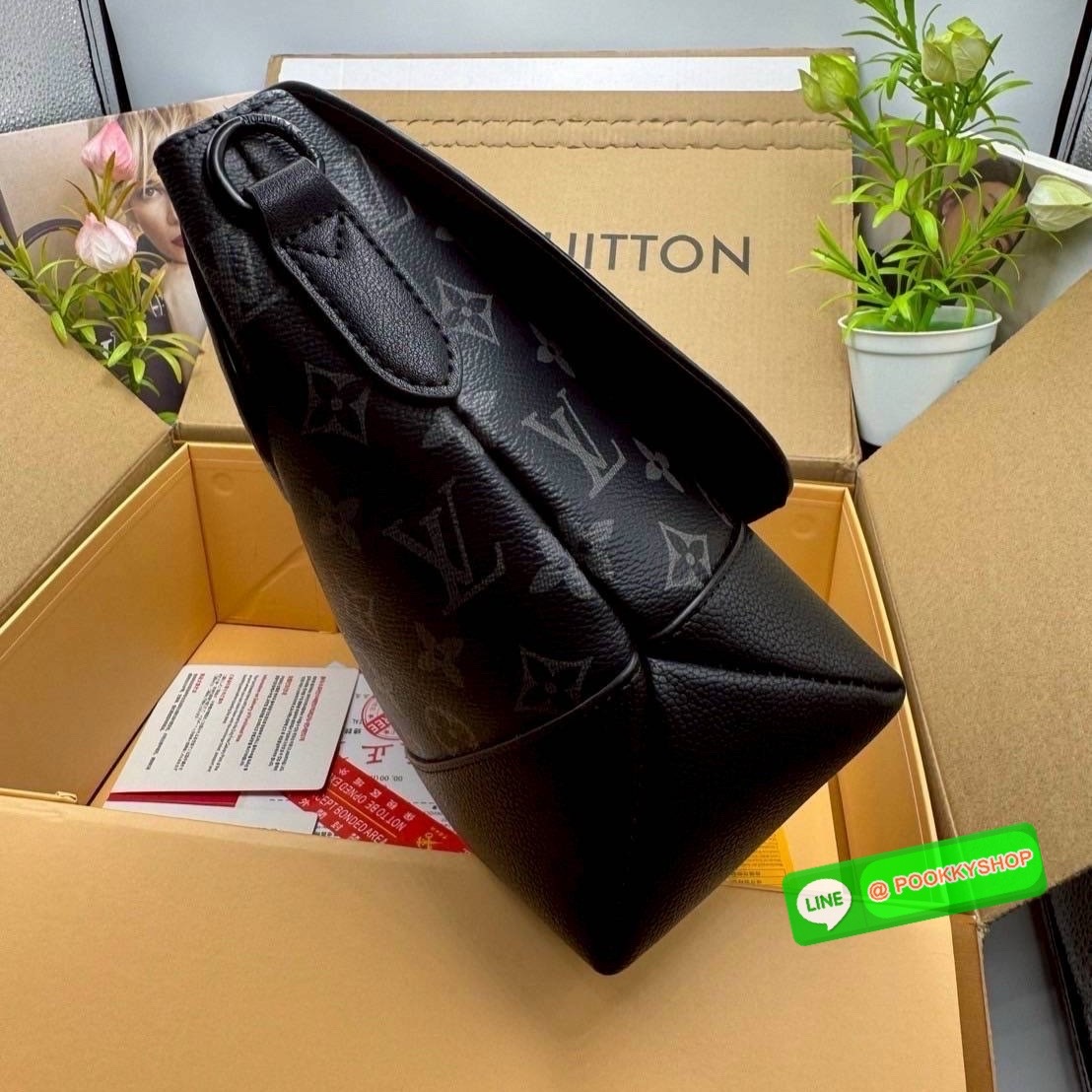 LV Saumur Messenger Bag Monogram Eclipse Canvas Bag กระเป๋าสะพายทรงแมสเซ็นเจอร์ ดีไซน์ทันสมัย คอลเลคชั่นสุดหล่อ ดีไซน์คลาสสิคแฝงดีเทลความหรู ที่ทำให้หนุ่มๆใช้ได้ไม่มีเบื่อ เปิด-ปิดกระดุมแม่เหล็ก ใช้งานง่ายและสะดวก ภายในโล่งกว้างมากๆ มีช่องย่อยแบ่งสัดส่วน