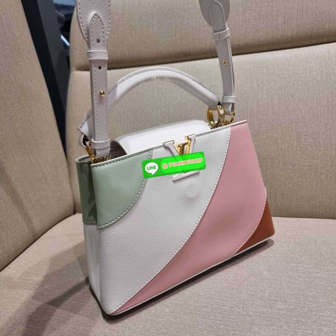 NEW IN!! LV capucines top handle วีไอพีพรีเมี่ยมกิ๊ฟจากเคาน์เตอร์ ที่สุดของความสวยในราคาเบาๆ กระเป๋าถือสุดหรู ดีไซน์ทรงคลาสสิค พร้อมลวดลายหรูหรา มาพร้อมหูจับในตัว ด้วยรูปทรงวินเทจและวัสดุหนังแท้ ขับผิว ทำให้ไอเท็มนี้สะกดทุกสายตาจริงๆ และยังมีลูกเล่นที่ฝาป