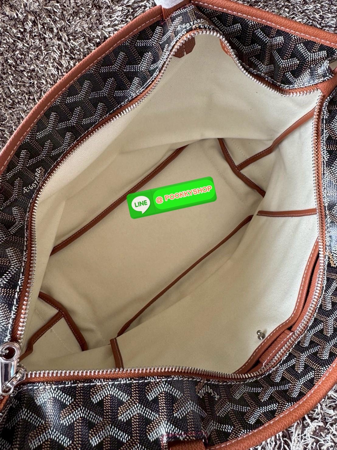 Goyard Artois MM Bag กระเป๋า Artois MM เป็นกระเป๋าที่มีซิปด้านบนเพิ่มคงามปลอดภัย ภายในพื้นที่กว้างเพื่อจัดระเบียบข้าวของของคุณ มันโดดเด่นด้วยฐานด้านล่างทั้งสองมุมเย็บต่อด้วยหนังใช้งานในแบบทางการหรือกึ่งทางการก็ได้