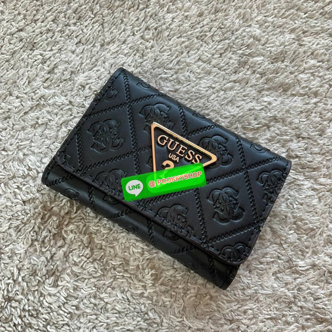 รุ่นใหม่ล่าสุด! GUESS SHORT WALLET กระเป๋าสตางค์ใบสั้นสองตอน วัสดุตัวหนังลายสวยหรูพิมพ์ลายทั้งใบ เปิดปิดด้วยกระดุม ด้านในบุผ้าปั้มแบรนด์มีช่องใส่รูป และใส่บัตรได้อีกหลายช่อง มาพร้อมช่องใส่ธนบัตรหนึ่งช่อง สวยคุ้ม สไตล์มินิ สำหรับคนไม่ชอบพกเงินเยอะ แนะนำใบน