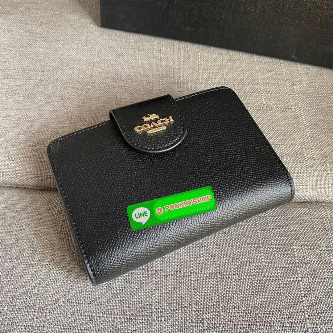 COACH 6390 MEDIUM CORNER ZIP WALLET กระเป๋าสตางค์ใบกลาง สีพื้นเรียบหรู วัสดุcrossgrain ภายในมีช่องใส่บัตรและธนบัตรได้ทุกชนิด มีช่องซิปใส่เหรียญ ขนาดกะทัดรัดพกพาง่าย คนชอบจัดระเบียบกระเป๋าสตางค์แนะนำเลยจ้า