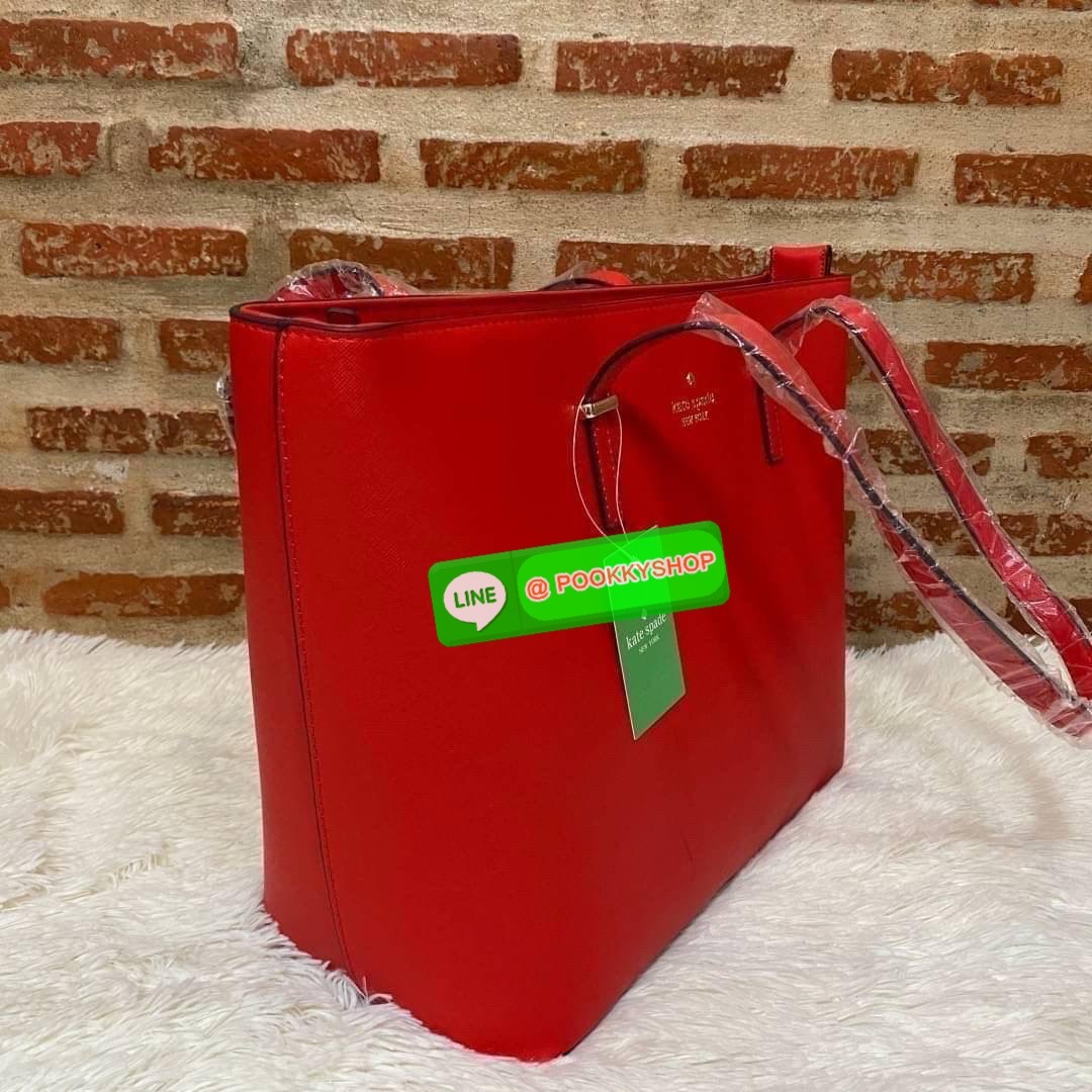 Kate Spade new york shopping large bag กระเป๋าถือ หรือคล้องไหล่ได้ ด้านหน้ามีโลโก้แบรนด์ แบบปั้มสีทอง เปิด-ปิด กระเป๋าด้วยซิป ด้านในโล่งกว้าง จุของได้เยอะ ด้านในมีช่องซิป และ ช่องเล็ก