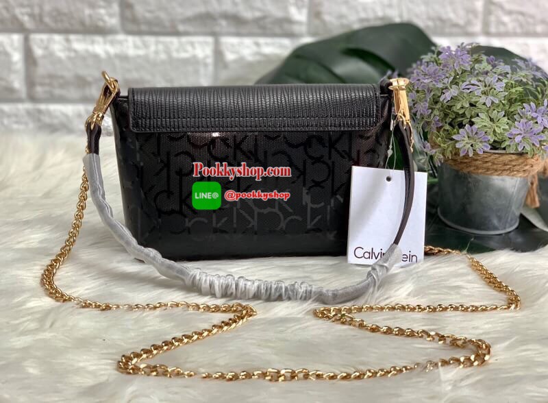 New arrival !! CALVIN KLEIN HANDBAG // SHOULDER BAG กระเป๋าถือ//คล้องไหล่//สะพายข้าง//หรือครอสบอดี้ร์ได้ค่ะ ดีไซด์สวย น่าใช้มากๆค่ะ วัสดุหนังผสมนิ่มมือค่ะ ด้านมีโลโก้แบรนด์ พร้อมช่องซิปใส่ของจุกจิก เปิดปิดกระเป๋าแบบกระดุมแม่เหล็ก ภายในแบ่งสามช่อง สามารถใส