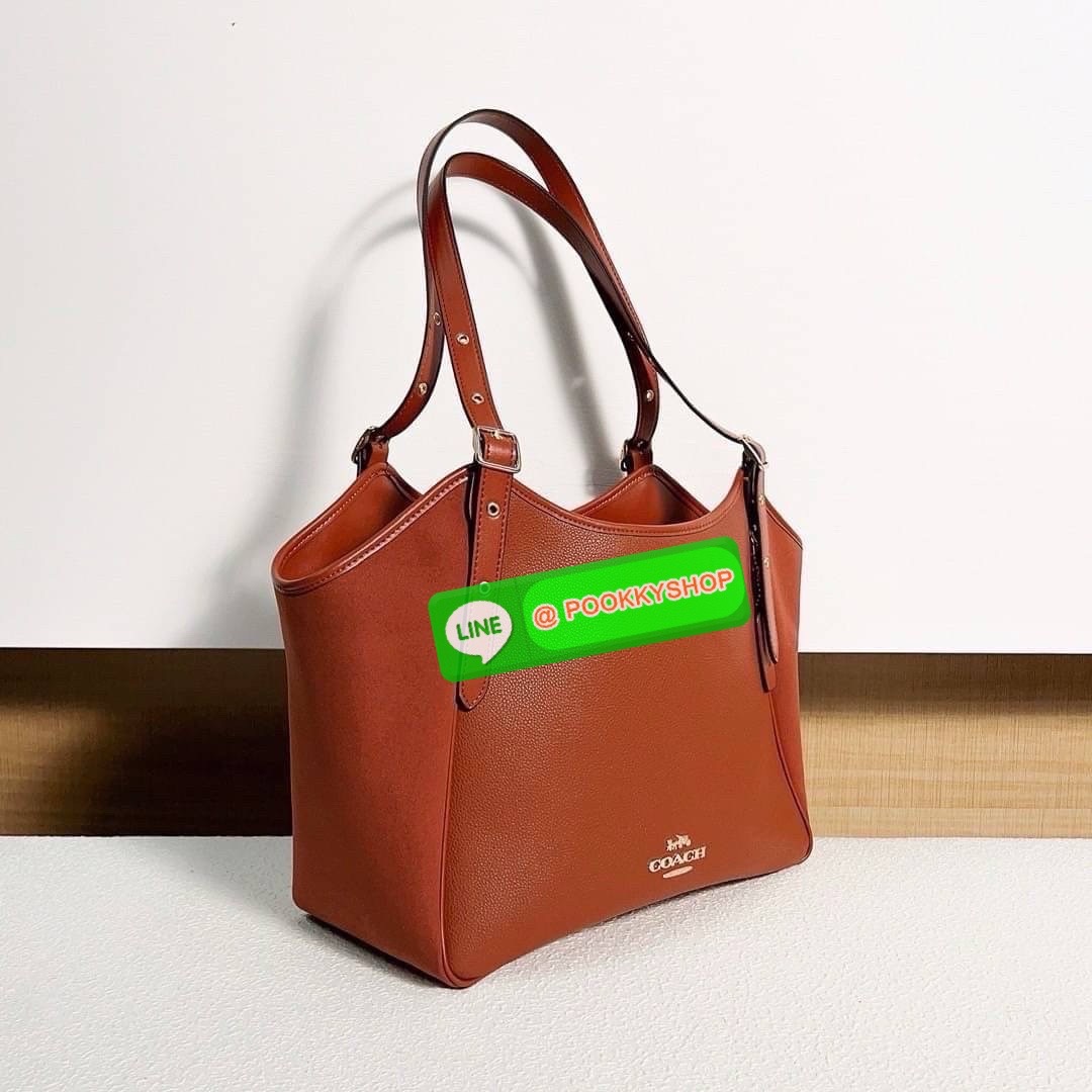 รุ่น: Coach CM076 – Gallery Tote In Signature Canvas • รายละเอียด: กระเป๋าทรง Tote รุ่น Gallery ลาย Signature Canvas คลาสสิก ตัดขอบหนังแท้สีดำเข้ม สายสะพายคู่ปรับระดับได้ ภายในกว้าง ใส่ของทำงานหรือเรียนได้สบาย มีช่องซิปหลัก 1 ช่อง และช่องเสริมด้านในอีกหลา