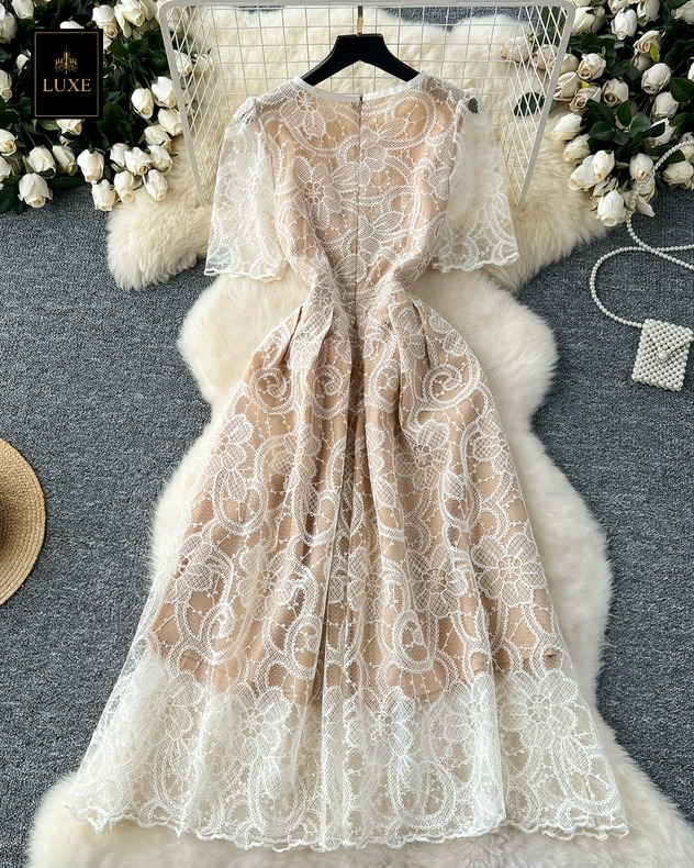 เดรสแฟชั่น เดรสเสื้อคอกลมแขนสั้น กระโปรงจับจีบทรงเอ เสื้อแต่งด้วยริบบิ้นและดอกไม้ลูกปัดสีทอง