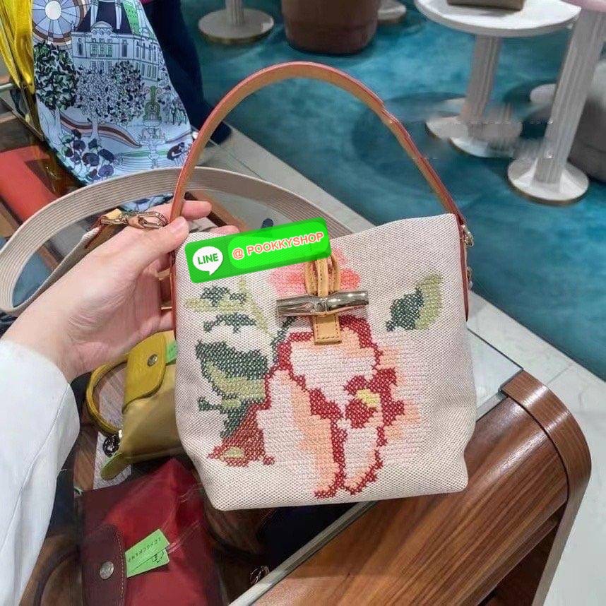 Longchamp Roseau Essential Fleurs กระเป๋าทรงถังขนาดเล็ก วัสดุผ้าฝ้าย ลายปักษ์ดอกกุหลาบ Roseau เป็นคอลเล็คชั่นที่สดใสและเรียบง่าย ซับในสีพื้น อะไหล่สีทอง น้ำหนักเบา จุของได้เยอะ มีสายสะพายไล่ ถอดสายได้ Crossbody ได้
