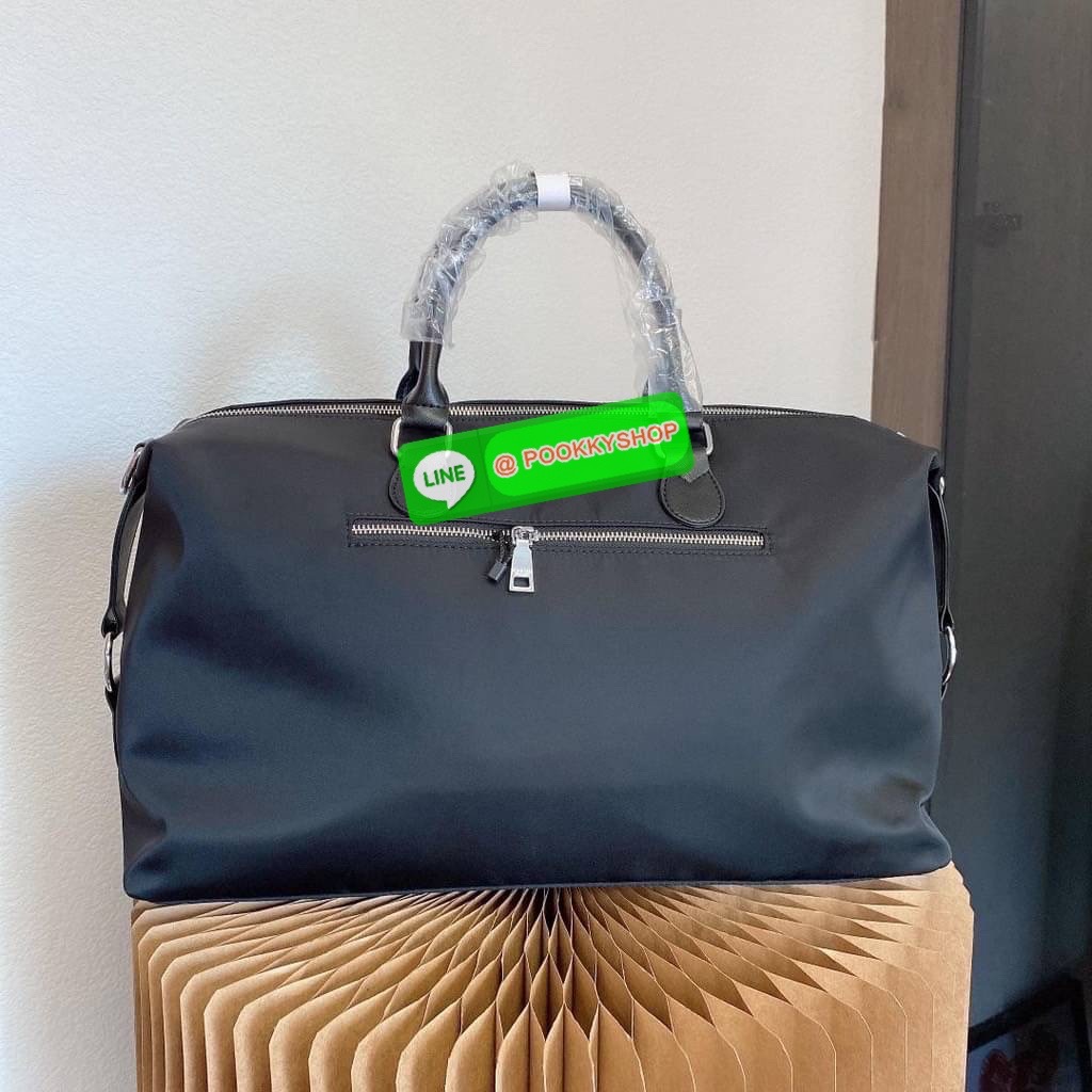 New Arrivals!!!PRADA Bag Premium gift กระเป๋าเดินทางขนาดใหญ่ วัสดุ Nylon กันน้ำ อะไหล่เงิน ถือหรือสะพายไหล่ได้ น้ำหนักเบาจุของได้เยอะ เดินทางต่างจังหวัดได้สบายๆ ด้านในโล่งมี1ช่องซิป และช่องจัดระเบียบอีก3ช่อง ซับใบผ้าลายแบรนด์หรู สายยาวถอดสายได้ปรับระดับได