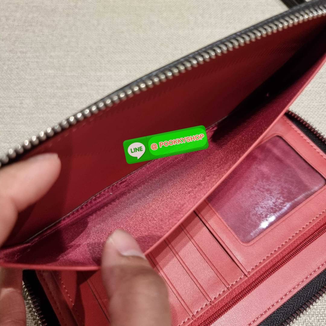 COACH C9073 DEMPSEY LARGE PHONE WALLET IN SIGNATURE JACQUARD WITH STRIPE AND COACH PATCH พร้อมเสิร์ฟความเลิศหรู กับคอลใหม่ล่าสุด กระเป๋าสตางค์ใบยาวกึ่งคล้องมือ สีสุดละมุน ถือใช้คือขับผิวสุด!! วัสดุผ้า jacquard สลับหนัง pepble มาพร้อมสายคล้องมือในตัว กันหล