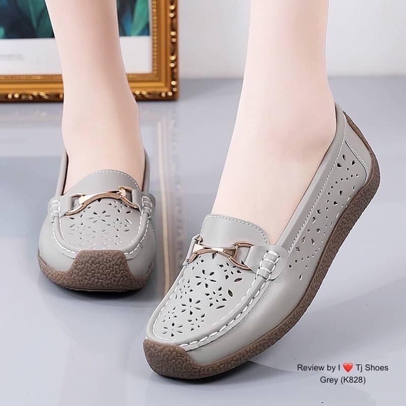 พร้อมส่งรุ่นนี้เกร๋มาก ขายดีมากบอกเลยจ้า !!! รองเท้าผ้าใบเพื่อสุขภาพนำเข้า น้ำหนักเบา หนังนิ่มมากๆ สวมใส่ง่ายใส่นิ่มสบายสุดๆ ส้นยางอย่างดีช่วยลดแรงกะแทกได้ดี จับแมทกับชุดง่าย ใส่แล้วดูเกร๋มากๆ แถมใส่ได้ตลอด ไม่มีเอ้าท์ ของจริงงานดี สวยตรงปกแน่นอน เพราะทาง