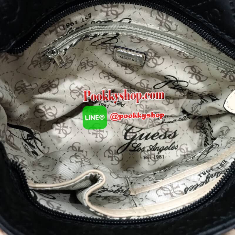 NEW ARRIVAL! GUESS DELANEY CROSS BODY BAG กระเป๋าถือหรือสะพายรุ่นที่ฮิตและขายดีที่สุดจาก GUESS FACTORY คอลเลคชั่นใหม่วัสดุหนังเรียบปั้มลาย GUESS Signature รอบใบสวยหรูอยู่ทรง ขนาดกำลังดี น้ำหนักเบา ด้านหน้าประดับโลโก้พร้อมพวงกุญแจโลโก้แบรนด์ห้อยที่หูหิ้วถอ