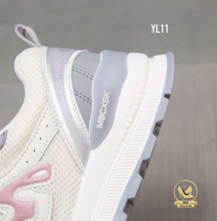 รองเท้าผ้าใบแฟชั่น โทนครีมตัดเทา แต่งลายชมพูหวานนิด ๆ เท่หน่อย ๆ คู่นี้ใส่แล้วขาเรียวขั้นสุด พื้นหนานุ่ม เดินทั้งวันไม่มีเมื่อย ใส่เที่ยว ใส่ทำงาน ใส่ไปเรียน ก็รอดทุกลุค