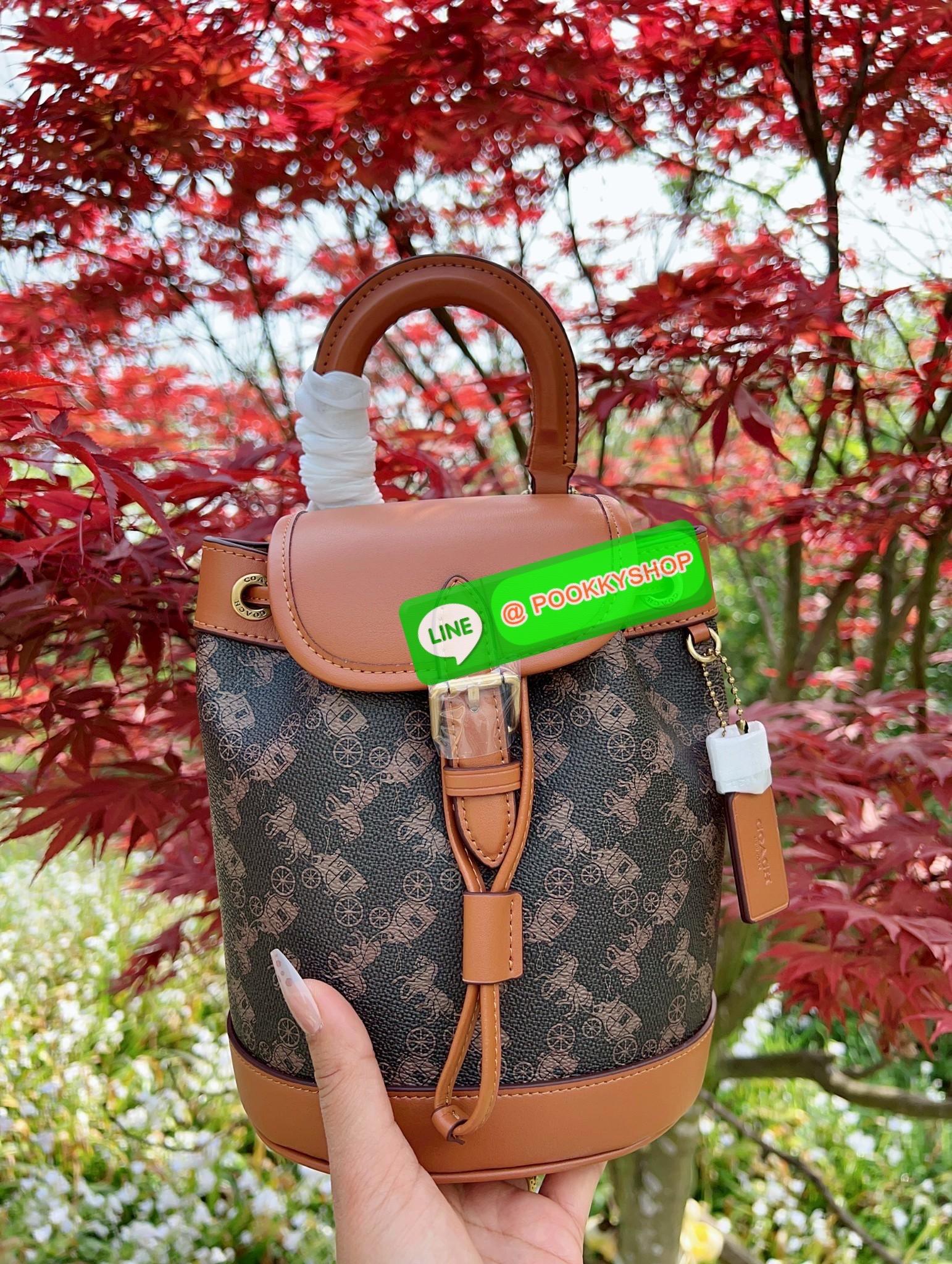 NEW ARRIVAL! **สินค้าเข้าใหม่** COACH HARPER BACKPACK WITH HORSE AND CARRIAGE PRINT ((CAM31)) 🔖พร้อมส่งใหม่ล่าสุด! กระเป๋าสะพายมีหูหจับด้านบน ที่สามารถพกพาไปไหนมาไหนได้ตลอดเวลา หนังแท้อย่างดีนิ่มสวย((หนังไม่แข็งทื่อนะคะ))ตัวกระเป๋าปริ้นท์ลายรถม้าอ