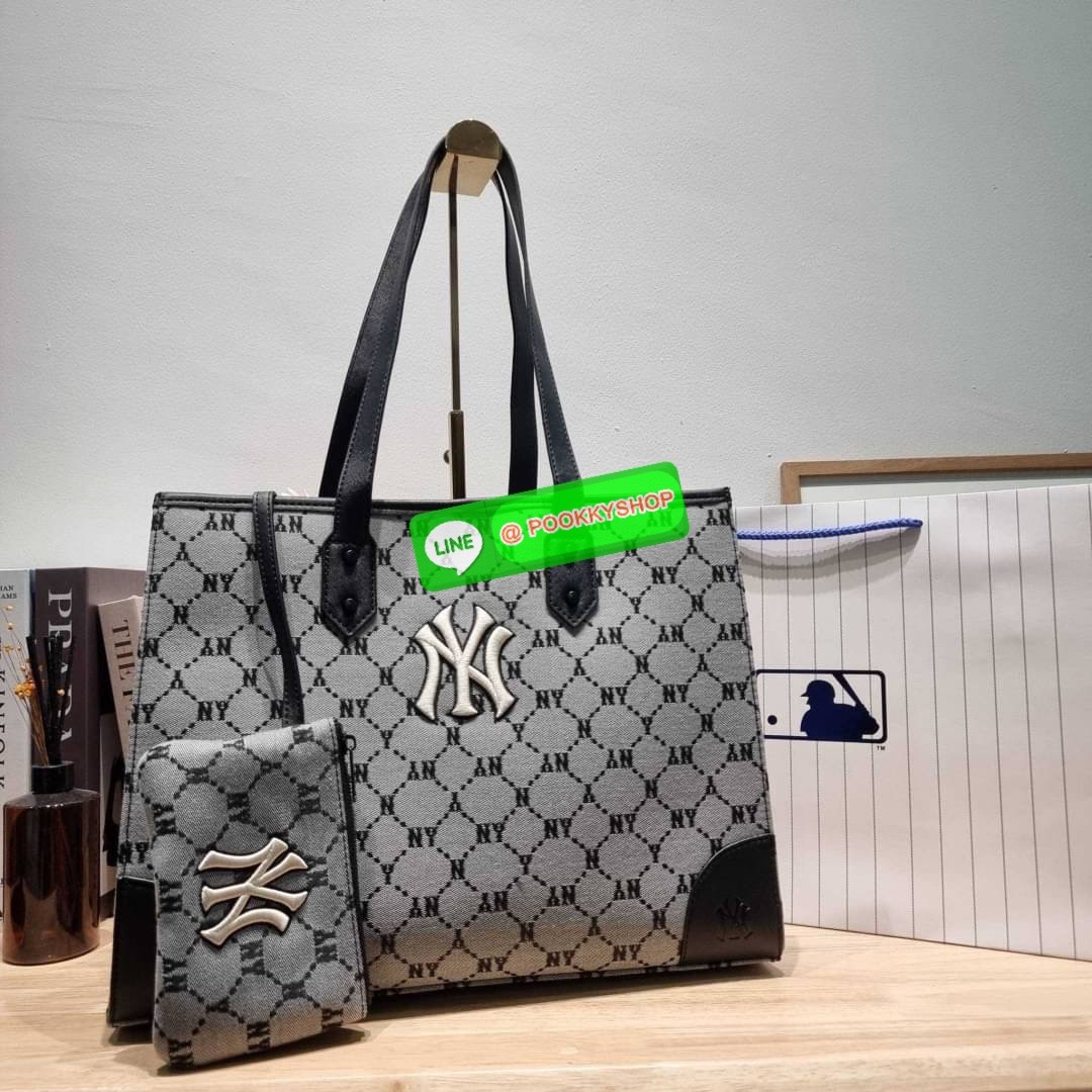MLB MONOGRAM TOTE BAG กระเป๋าทรงโท้ท ใบใหญ่จุคุ้ม ที่มีกิมมิคไม่เหมือนใคร ด้วยดีไซน์ลวดลายโมโนแกรมเอกลักษณ์ ปั๊มลงบนผ้าแคนวาสและหนัง pu คุณภาพดี สวยคม ปากกระเป๋ามีอะไหล่เกี่ยวกันของหล่นได้ มาพร้อมสายสะพายในตัว ภายในโล่งกว้างมาก ใส่ของสำคัญได้แบบไร้กังวล ห