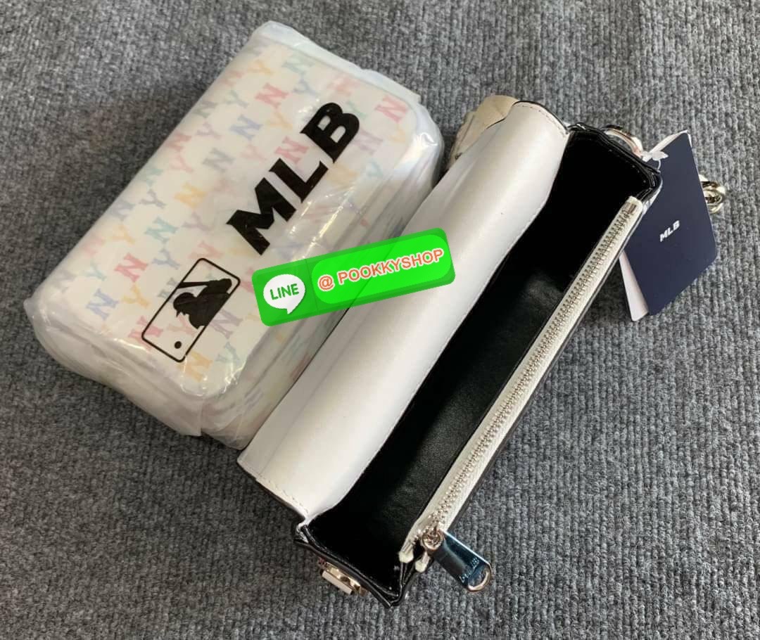 🔥รอบนี้ราคาดีกว่าเดิม🔥พร้อมส่งรอบนี้ราคาดีสุดๆในไอจี3000+‼️ 🎉MLB NY แท้💯 กระเป๋าสะพายข้าง ทรงสวยดีเทลเก๋ โลโก้NYบนกระเป๋าเป็นสแตนเลสอย่างดี งานสวยมากๆค่ะ ลายเก๋สุดๆสายปรับได้ตามระดับค่ะรุ่นนี้ไม่มีไม่ได้แล้วน๊า ป้ายแท็กในตั