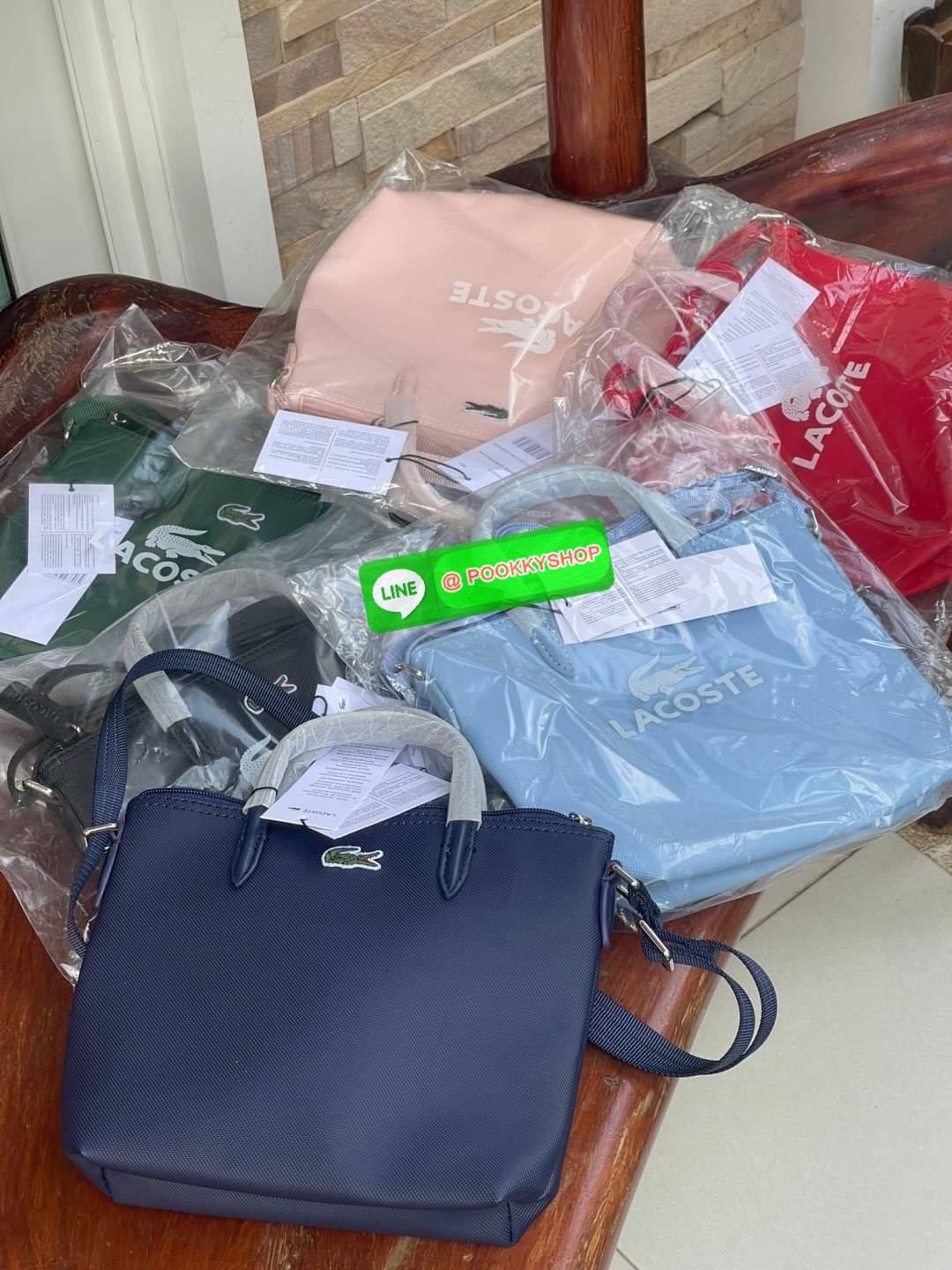 ลาคอส Women's L.12.12 Concept Petit Piqué Zip Tote กระเป๋าสะพายข้างทรง mini tote วัสดุ pvc100% เปิดปิดด้วยซิปเดียวด้านบนสะดวกใช้งาน ใส่มือถือได้ทุกรุ่น ด้านหน้ามีดีเทลโลโก้ปักดูโดดเด่น สายของกระเป๋ารุ่นนี้สามารถปรับความยาวได้ฟรีไซส์ เลือกสะพายได้ ไ