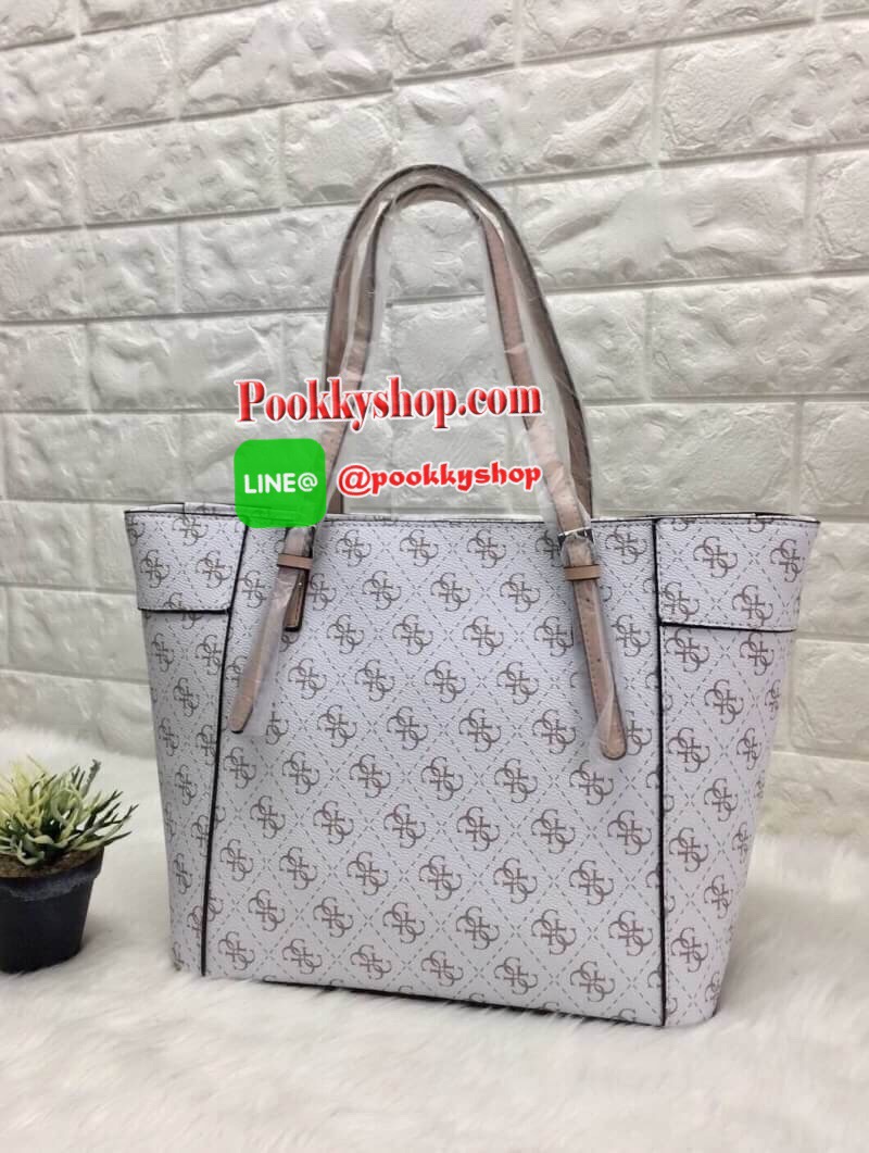 New in GUESS LARGE TOTE BAG พร้อมส่งกระเป๋าถือหรือคล้องไหล่ได้ ลายหนังแบรนด์ตัวจีไขว้ตามแบบฉบับแบรนด์เลยค้าา นำ้หนักเบานะค่ะ ด้านหน้าติดอะไหล่แบรนด์ตัวใหญ่ พร้อมห้อยพวงแบรนด์อะไหล่เงินด้านหน้ามาด้วยค่ะ เปิดปิดกระเป๋าด้วยซิป ซัปในลายแบรนด์ ด้านในโล่งกว้างใ