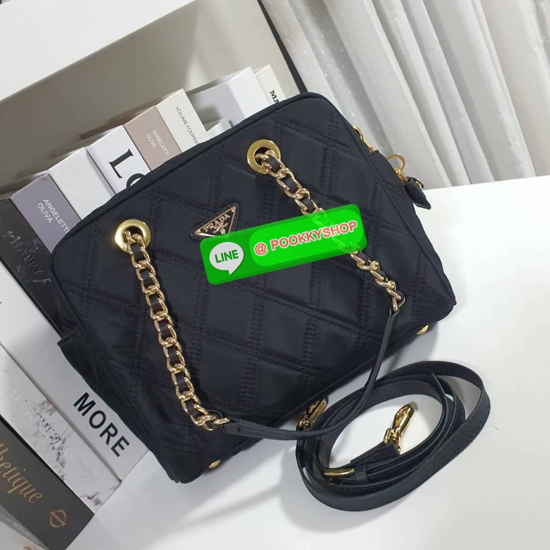 RESTOCK!! รุ่นใหม่มาแรง จากงานพรีเมียมกิ้ฟท์แบรนด์ PRADA ทรงหมอยอดฮิต กลับมาพร้อมส่งอีกครั้ง! วัสดุทำจากผ้า NYLON ลายตาราง อะไหล่ทอง สวยหรูดูดีมากคะ เปิดปิดด้วยซิป ภายในมีช่องแยกใส่ของเป็นสัดส่วน บุผ้าลายแบรนด์อย่างดี จุของได้เยอะ ใส่กระเป๋าสตางค์ยาว ไอแพ