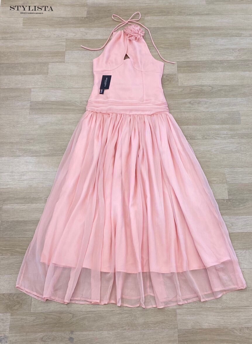 เดรสแฟชั่น เดรสยาวโทนพีชหวาน ดีไซน์เก็บเอว พร้อมดอกกุหลาบคอผูกสุดละมุน