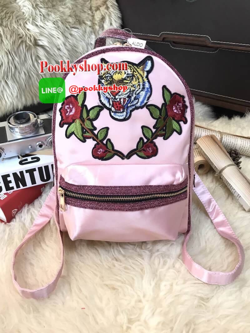 ALDO Grawn Satin Backpack with Tiger&Rose Patches กระเป๋าเป้สะพายหลังจาก ALDO แบรนด์ดังแคนนาดา ดีไซน์สุดชิคปักลายเสือและดอกไม้สวยทั้ง2สี ด้านหน้ามี 1 ช่องซิป เปิดปิดด้วยซิปคู่สะดวกใช้ ภายในมีโลโก้ ช่องซิปและช่องใส่ของ จุได้เยอะ ใส่ ipad ได้ น้ำหนักเบา หูจ