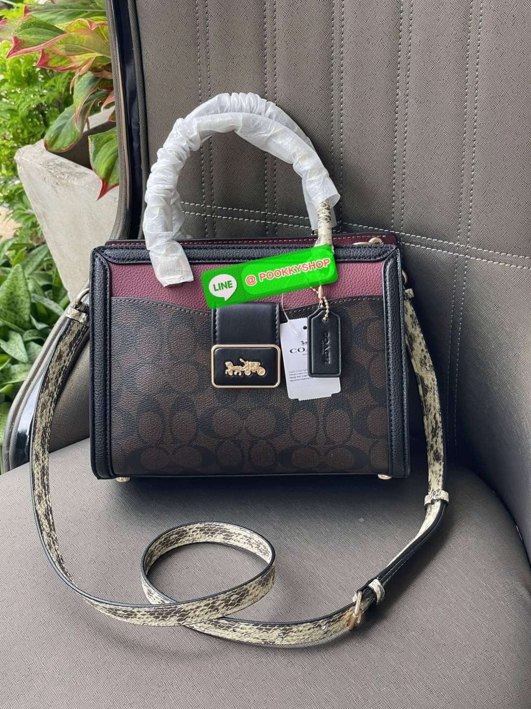 Coach Grace Carryall In Signature Canvas กระเป๋ารูปทรงสี่เหลี่ยมสุดคลาสสิก เป็นกระเป๋าอเนกประสงค์ที่สามารถใช้ได้แทบทุกโอกาส ไม่ว่าจะไปเรียน, ไปทำงาน, ไปเที่ยว หรือแม้แต่ไปชอปปิง ด้วยขนาดที่กำลังดี ไม่ใหญ่เทอะทะ แต่ก็ไม่เล็กจนเกินไป มาพร้อมหูหิ้วทั้งด้านบน