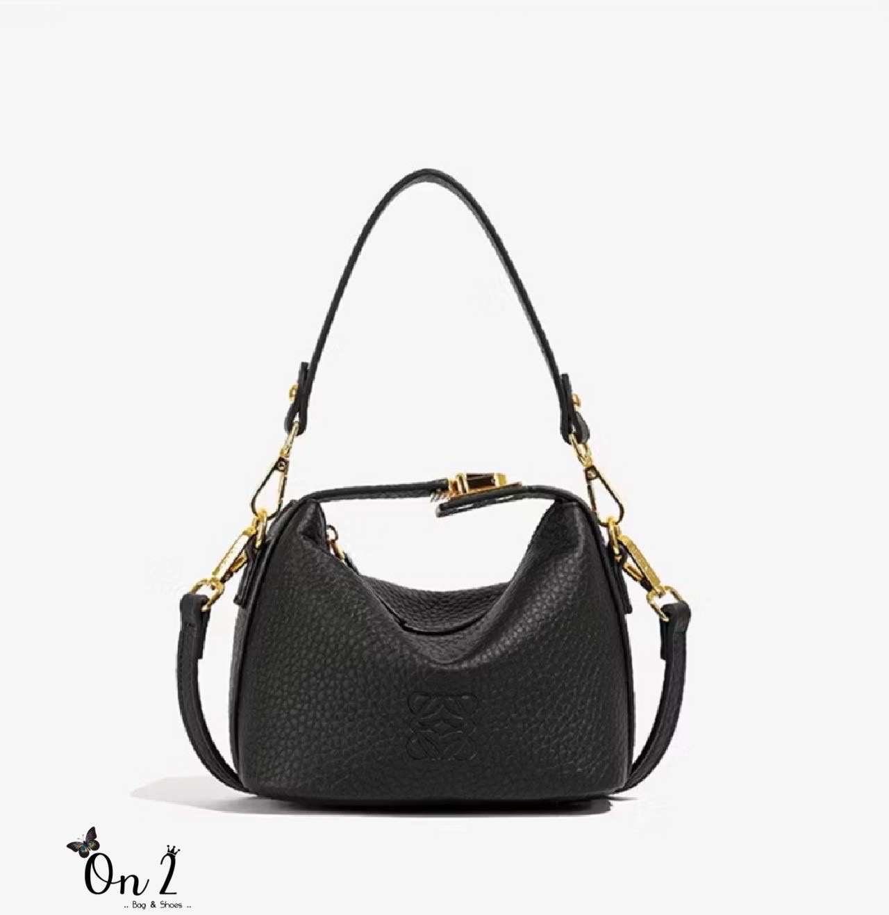 กระเป๋าหนังแฟชั่นทรงสุดฮิต ดีไซน์เรียบหรูแต่ดูเก๋มาก ✨ หนังเท็กซ์เจอร์นิ่ม สวยหรู จับถนัดมือ หัวล็อกโลหะสีทอง ตัดกับตัวกระเป๋า เพิ่มความหรูหรามีระดับ ใส่มือถือ เงิน และของใช้จุกจิกได้ครบ มีสายสะพายปรับได้ จะถือ / สะพายข้าง / crossbody ก็ได้หมด ดีไซ