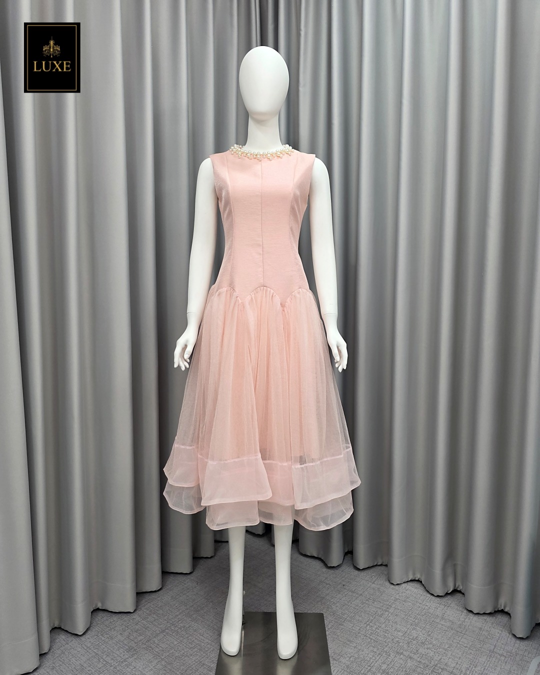 เดรสแฟชั่น เดรสเสื้อคอกลมแขนกุด กระโปรงบาน แต่งลูกปัดมุกรอบคอเสื้อ