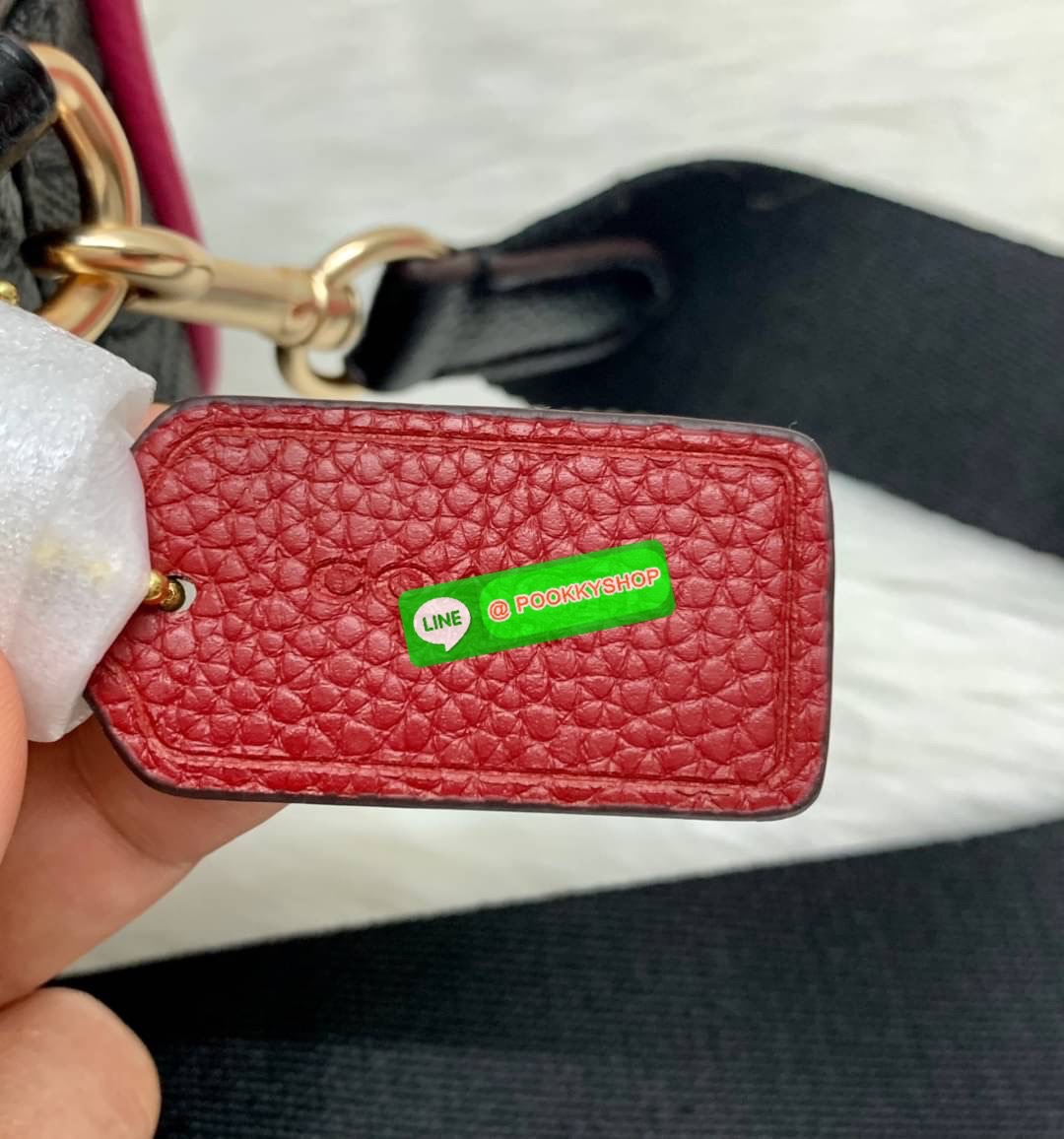 New arrival! 🌈รุ่นใหม่ห้ามพลาดค่ะ! Coach Dempsey Camera Bag In Signature Jacquard With Stripe And Coach Patch ((1912)) พร้อมส่งที่ไทย! กระเป๋าสะพายครอสบอดี้ร์กรือสะพายข้างได้ วัสดุJacquard+หนังแท้ สวยงามมากๆค่ะ ด้านหน้ามีป้ายวงกลมหนังโลโก้แบรนด์ เ