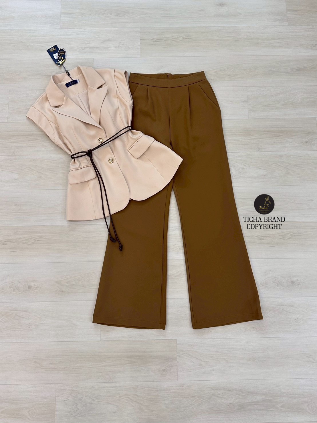 ชุดเซทแฟชั่น Set 3ชิ้น เสื้อ+กางเกง+สายเข็มขัด ดีเทลเสื้อคอปกทรงแขนล้ำโทนสีไอวอรี่