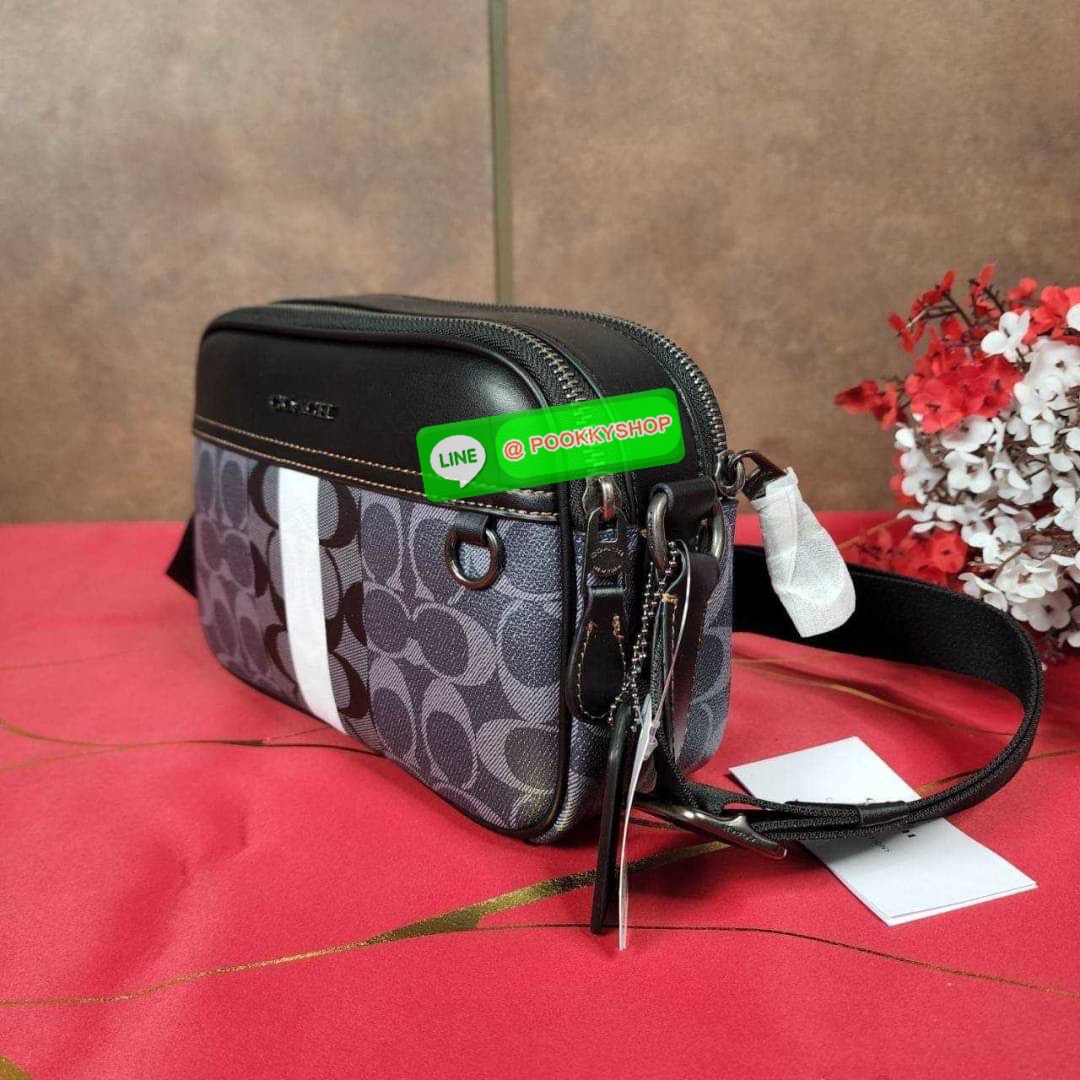 กระเป๋าสะพายข้างผู้ชาย COACH Graham Crossbody In Blocked Signature C9965 กระเป๋าผ้าเคลือบซิกเนเจอร์และหนังอย่างดี ภายในกระเป๋าเอนกประสงค์ ปิดซิปคู่ ซับในผ้า กระเป๋าสลิปด้านนอก สายปรับได้ยาว 25 นิ้ว สำหรับสะพายไหล่หรือสะพายข้าง