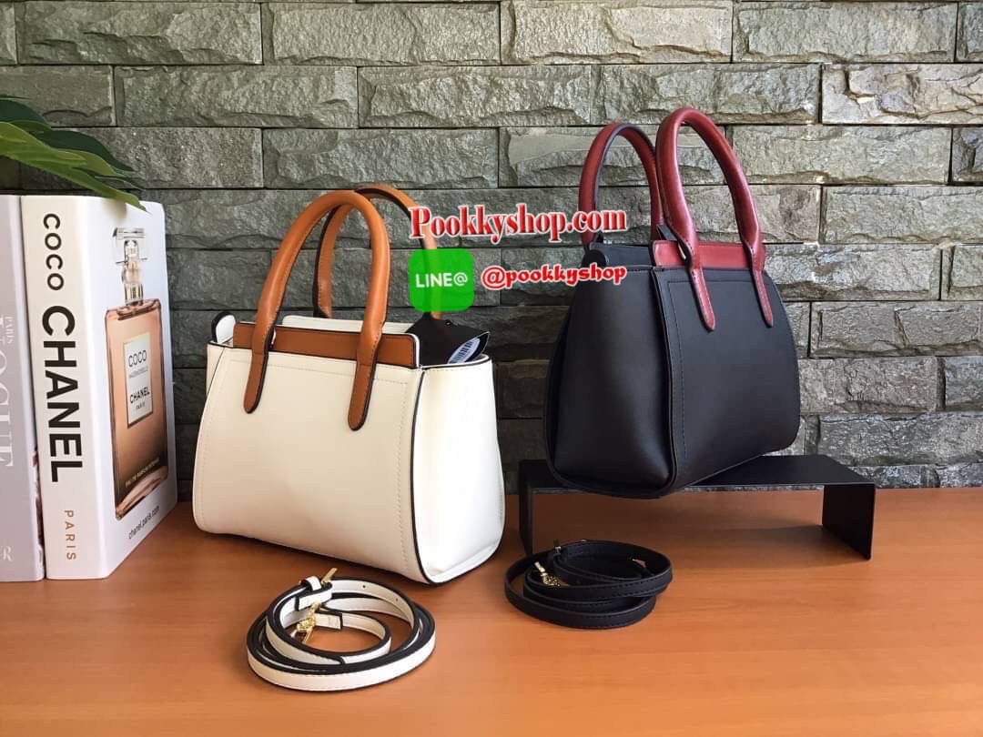 New Collection!!! LYN CROSSBODY BAG กระเป๋าสะพายไหล่ / กระเป๋าถือ ทรงปีกคอลเลคชั่นใหม่ สีทูโทน สวยโดดเด่น(!!)มาพร้อมกับรูปทรงดีไซน์สุดคลาสสิค ตกแต่งด้านหน้าห้อยพวงกุญแจ Lyn สุดเก๋ มาพร้อมกับสายสะพายยาวปรับระดับได้ เปิดปิดด้วยซิป ภายในโล่งกว้าง แยกเป็นสัดส