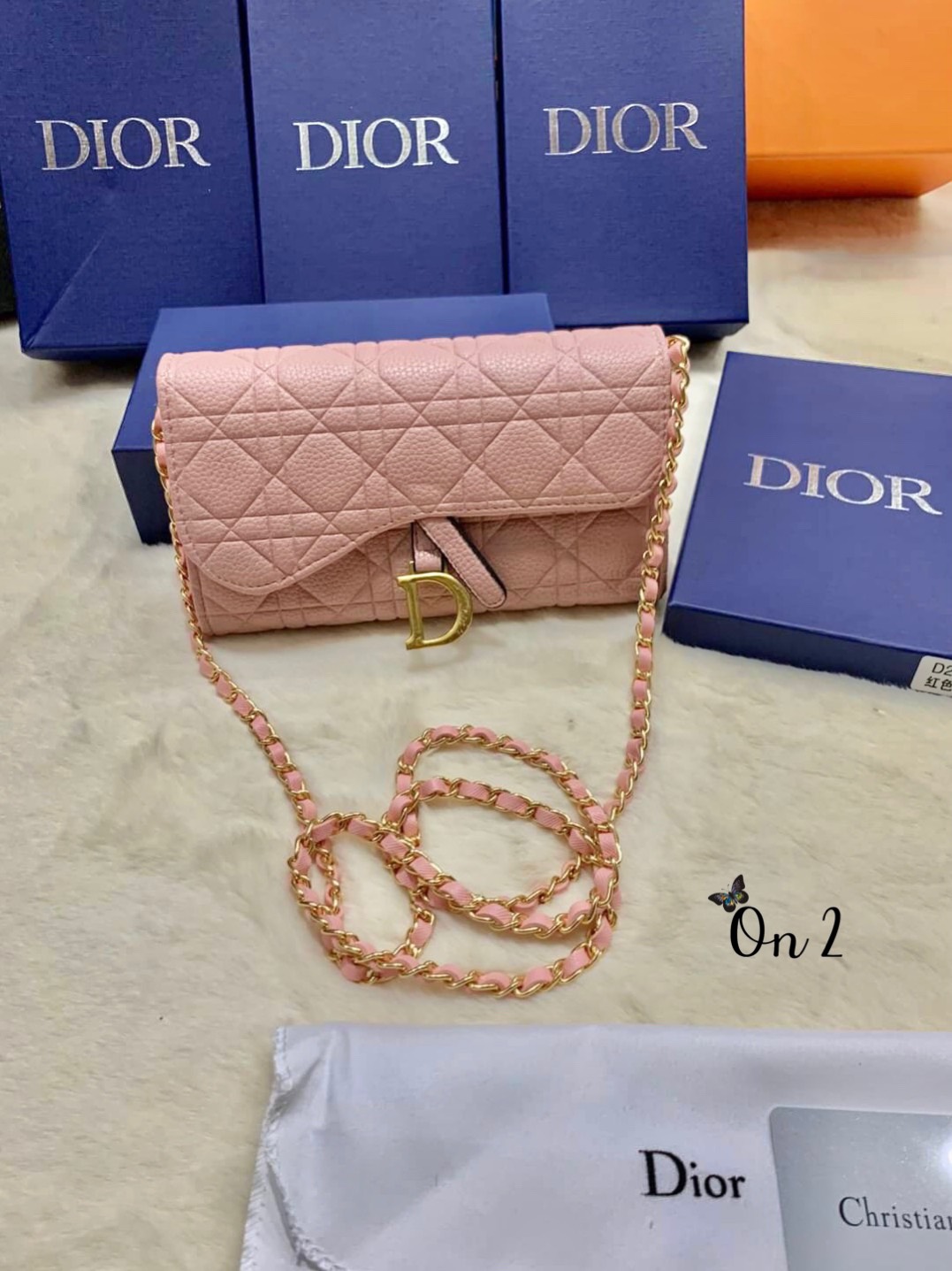 Dior oblique bag กระเป๋า Dior ทรงเหลี่ยมหนังปั้มลายซิกเนเจอร์ของแบรนด์ มีช่องเก็บแบงค์ เก็บการ์ด ใช้เป็นกระเป๋าสะพายและกระเป๋าสตางค์ได้ในตัวค่ะ อะไหล่D สีทองสวยหรูพร้อมส่ง 4 สี