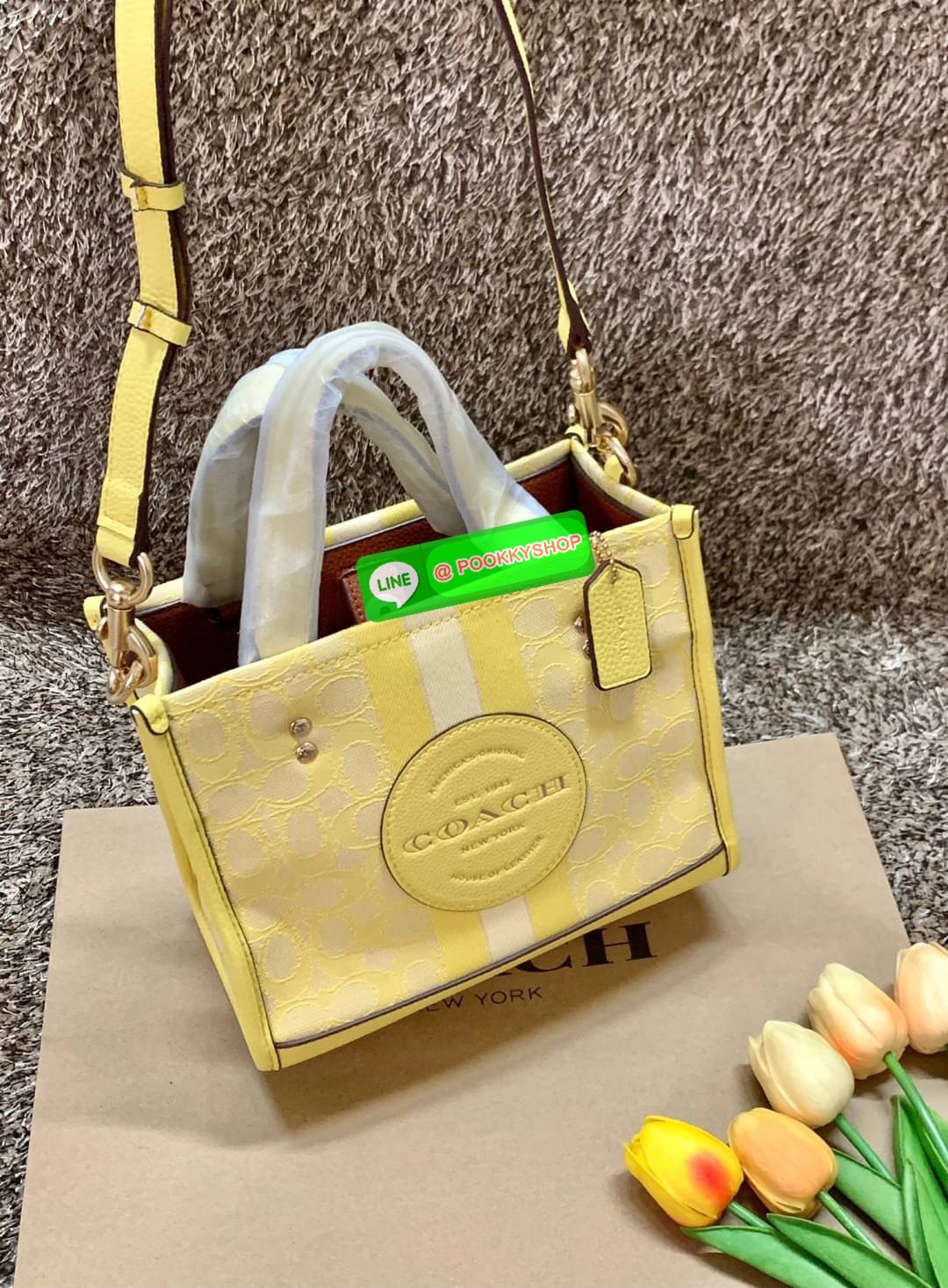 COACH DEMSEY TOTE IN SIGNATURE JACQUARD WITH COACH PAT ((C8417//C5115)) พร้อมส่งที่ไทย ห้ามพลาด สีน้องสวยมากๆค่ะ กระเป๋าทรงTote ขนาดพอดีลำตัว ใช้วันไหนๆก็เหมาะมากค่ะ วัสดุJacquard ทอลายแบรนด์ ตัดขอบหนังแท้ สวยงามมากๆค่ะ ด้านหน้าจะมีป้ายวงกลมโลโก้แบรนด์อัน