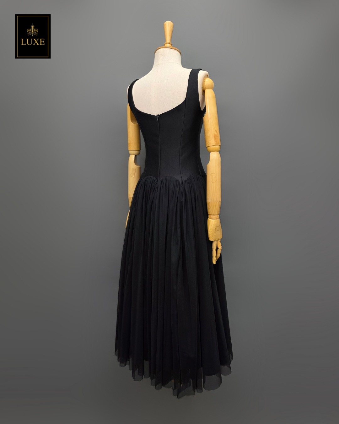 เดรสแฟชั่น เดรสเสื้อกล้ามทรงเข้ารูป กระโปรงบานจีบรูดทรงวงกลม