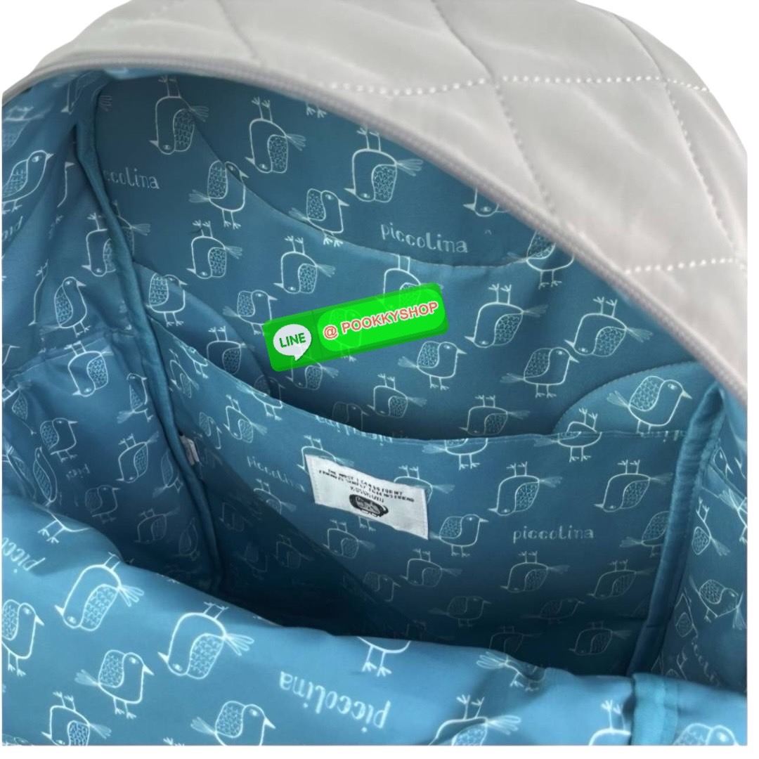 “ New Collection” 2025 Backpack Polyester Cat กระเป๋าควิลท์ใบนี้มีน้ำหนักเบา ใช้งานได้จริง และกันน้ำและคราบสกปรก โดดเด่นด้วยลายปักอันประณีตอันเป็นเอกลักษณ์ของ Matilda บนผ้าควิลท์เนื้อนุ่ม กระเป๋าใบนี้มาพร้อมเทปโลโก้และหูหิ้วพาราคอร์ดเพื่อรูปลักษณ์ที่โดดเด