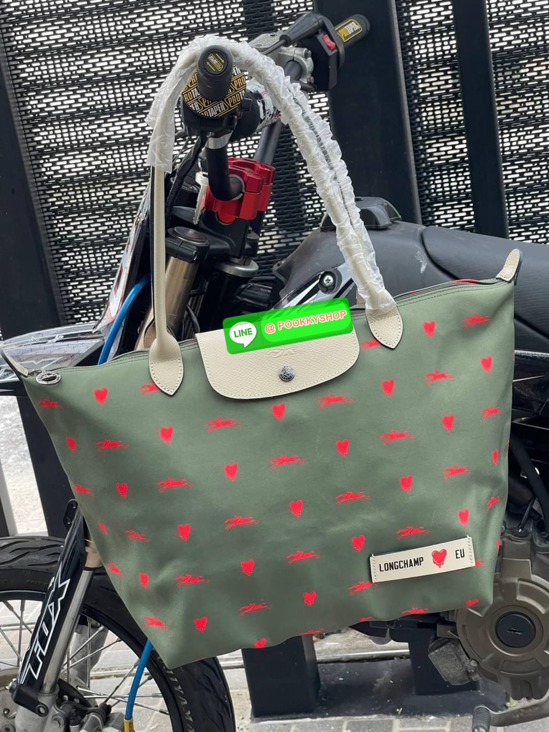 Longchamp x EU Le Pliage tote bag L คอลเลกชันพิเศษจาก Longchamp ที่น่ารักสุดๆ สำหรับซัมเมอร์นี้ กระเป๋ารูปทรงคลาสสิกที่มาในลวดลายและสีที่ออกแบบมาพิเศษ ยังคงความเป็น Le Pliage กระเป๋าสะพายไหล่ทรงTote ใส่ของได้จุอย่างเหลือเชื่อ ยังมีซิปปิดเพิ่มความปลอดภัย น