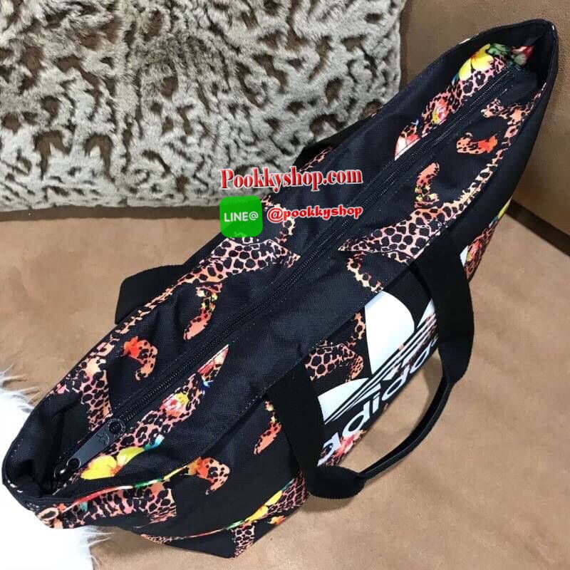 Restock! Best Seller! Adidas Originals Oncada B Trefoil Logo Animal Print Carry Shopper Tote Bag (L) Y2018 กระเป๋าสะพายทรง Tote ใบใหญ่จาก Adidas Factory Outlet วัสดุ Nylon & Polyester 100% เนื้อนิ่มคุณภาพดี น้ำหนักเบาใบใหญ่จุได้เยอะสุดๆ เปิดปิดด้วยซิปสะดว