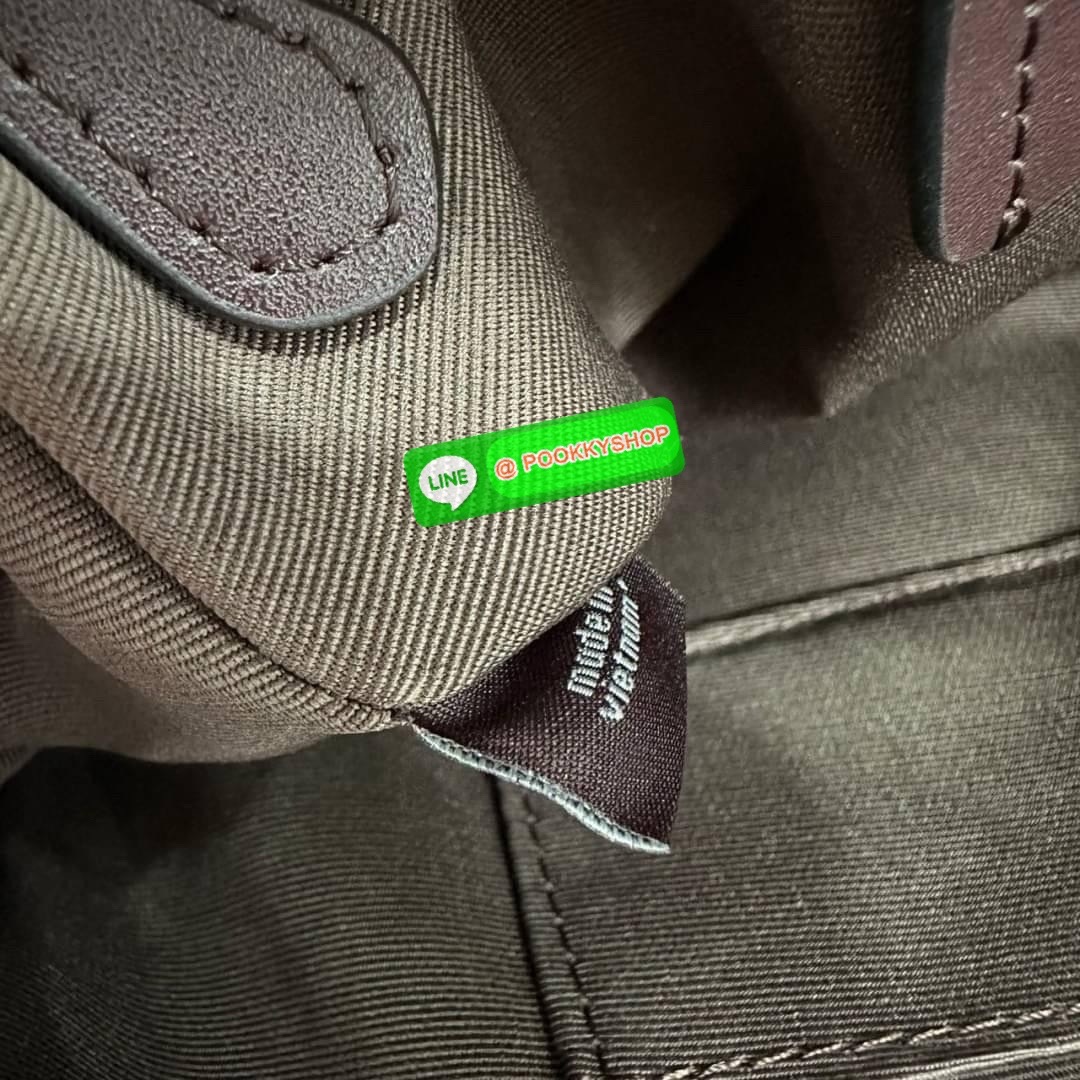 Coach Rowan Satchel With Puffy Diamond Quilting (CJ160) 🔖กระเป๋าทรงหมอนรุ่นใหม่ล่าสุดสัมผัสนุ่มมือ 🔖วัสดุ : Nappa leather (หนังแนบปา) 🔖เปิด-ปิดด้วยซิปแบบโลหะ ภายในช่องโล่งกว้าง ใส่กระเป๋าสตางค์ใบยาวได้ มีหมุดรองฐานอยู่ทรง 🔖