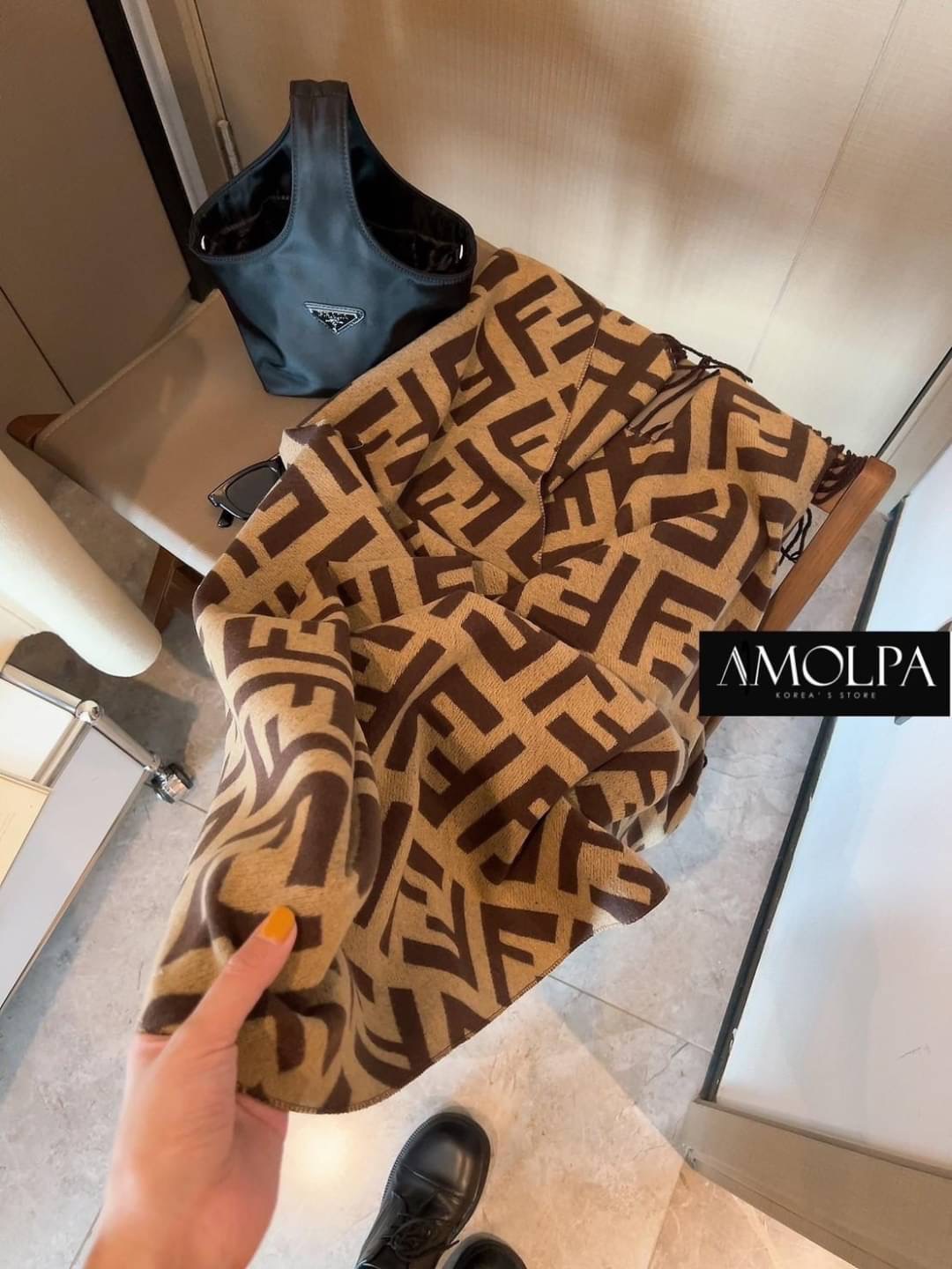 มาต่อที่ ACCESSORIES ผ้าพันคอ FENDI ผ้าหนานุ่มแน่นๆ เนื้องานละเอียด เกรดพรีเมียม ค่า ห้ามพลาดเลยน๊า NO BOX