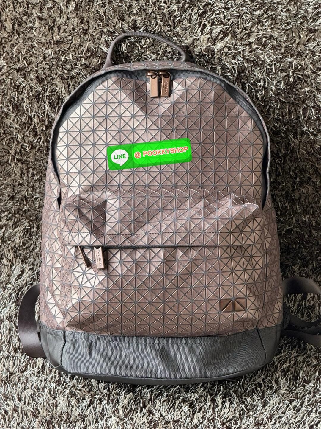 Bao Bao Issey Miyake Daypack geometric backpack กระเป๋าเป้ทรงคลาสสิก รองรับน้ำหนักได้ดี เหมาะกับการเดินทาง เป้สะพายหลังรุ่น Daypack One-Tone Backpack มาในรูปทรงกระเป๋าเป้สุดคลาสสิก โดดเด่นด้วยการออกแบบที่เป็นเอกลักษณ์ วัสดุสามเหลี่ยมขนาดเล็กพิเศษ ได้กลิ่น