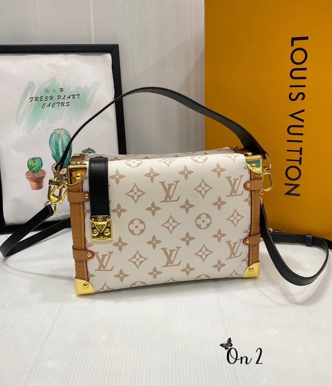 Louis Vuitton กระเป๋ารุ่น Side Trunk MM คอลเล็คชั่น Cruise 24 นำเสนอ Monogram แคนวาสสุดไอคอนิกของหลุยส์ดีไซน์ใหม่ สีเบจ Dune อันอ่อนหวานเปี่ยมด้วยพลังซึ่งได้แรงบันดาลใจจากเม็ดทราย แต่งขอบสีดำและน้ำตาลประดับมุมกระเป๋าสีทองและตัวล็อกแบบ S lock เงางาม แอคเซส