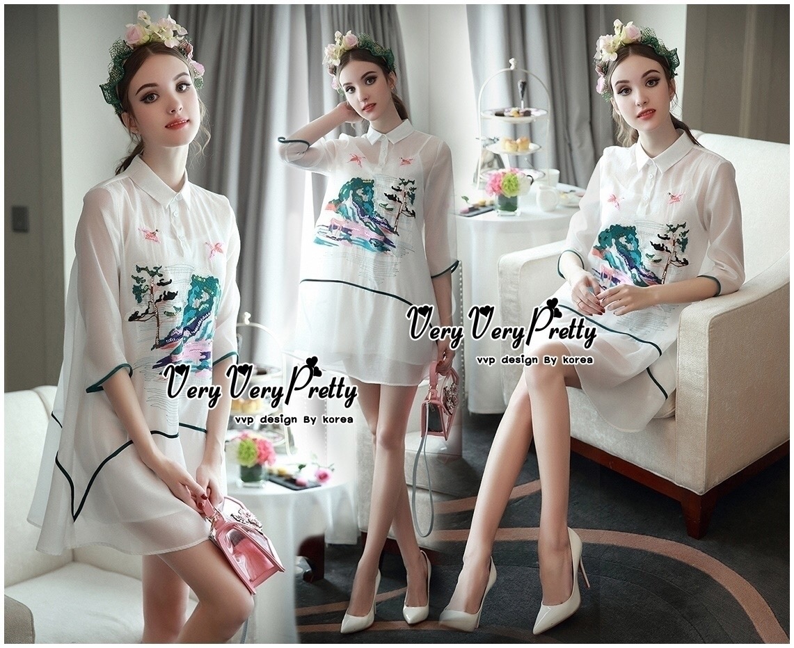 Luxurious White Silk Embroidered Shirt Dress เดรสเชิตงานปักสไตล์วินเทจสวยมากค่ะ งานคอเชิตทรงปล่อยแขนสามส่วน เพิ่มลวดลายให้สวยหรูด้วยงานปักพร้อมเย็บเกล็ดสีเพิ่มความวิ้งสวยให้กับงานปักด้วยนะคะ ตัดต่อผ้าสีดำตัดขอบให้กับแขนและช่วยลำตัวของเดรส เนื้อผ้าซีลล์ผสม