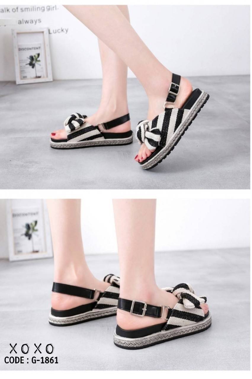 สินค้าพร้อมส่ง แถมฟรี สายคล้องเป็นรัดหลัง แตะสวม งานเก๋ วัสดุผ้าลายสลับสี ด้านหน้ามัดโบ พื้นรองเท้าส้นเสมอ ไม่ต้องเขย่ง สวมใส่ง่าย กระชับ แมทส์ชุดง่าย ติดรูเกี่ยวตะขอขอบรองเท้า ใส่ได้ 2 แบบ จะใส่แบบแตะ หรือมีสายรัดหลังง่ายๆ โดยเกี่ยวตะขอ เท่านั้นเอง ก็เปล