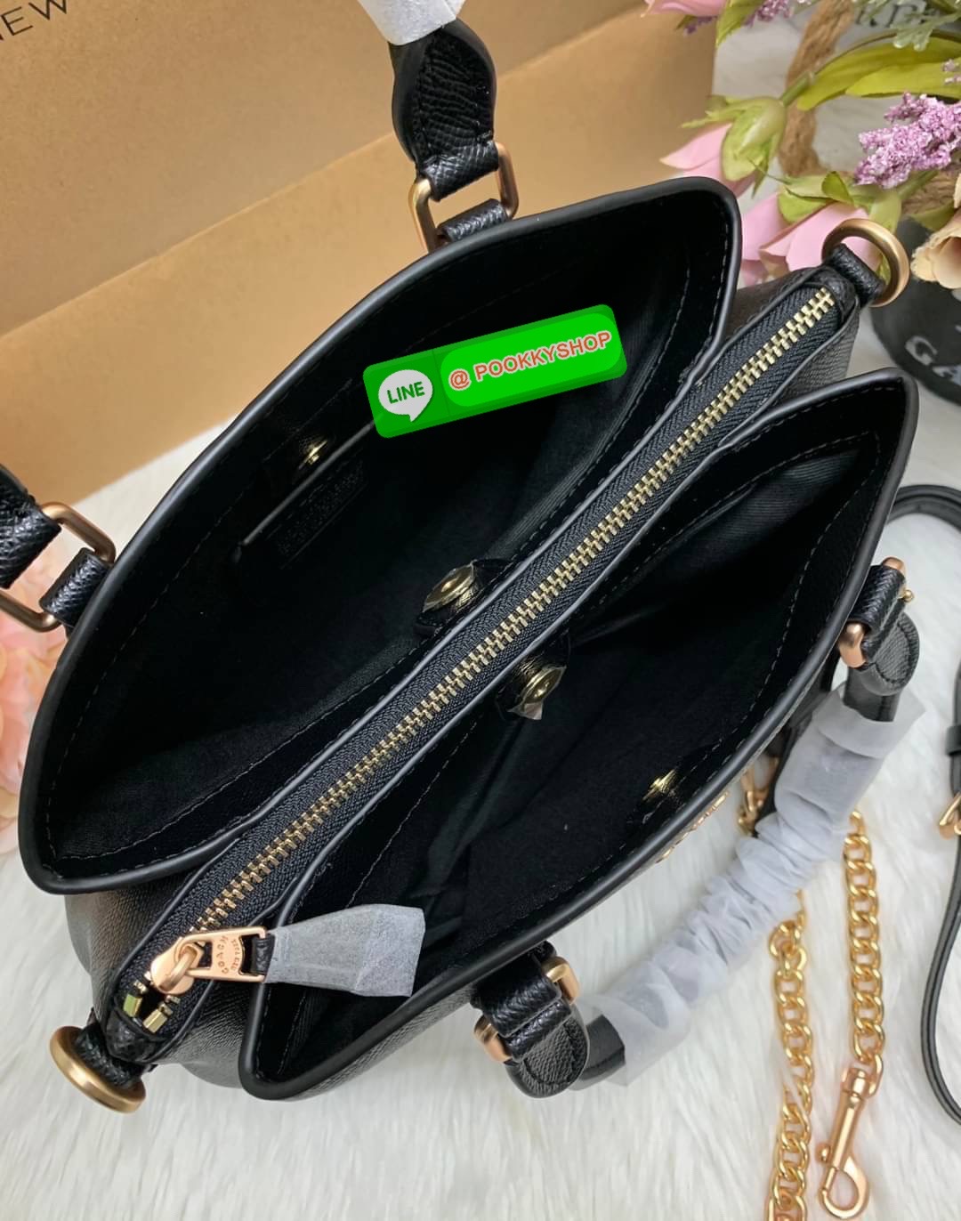 Back in stock! Best seller🔥 🌈ใครรออยู่ห้ามพลาดน๊าา หมดรอบนี้อีกนานกว่าจะเข้าอีกจ้า COACH MINI SAGE CARRYAL ((28977)) พร้อมส่งค่ะ! กระเป๋าถือ//สะพายข้าง หนังแท้ Smooth leather อย่างดี แบ่งช่องกระเป๋าเป็น3ช่อง แต่ละช่องกว้างใส่ของจุ ตรงกลางเ