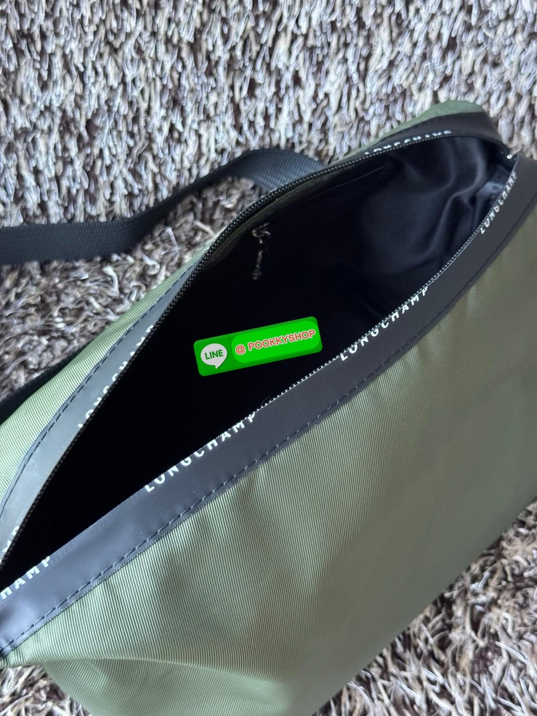 Longchamp LE PLIAGE ENERGY M YOGA BAG คอลเลกชั่นสุดเก๋ของ Longchamp ที่ซึ่งเป็นอีกหนึ่งแฟชั่นมาบรรจบกับกีฬา ออกแบบด้วยรูปแบบการเคลื่อนไหว ประสิทธิภาพ และความทนทานที่หลากหลาย ผลิตด้วยผ้าโพลีเอไมด์รีไซเคิลที่ผ่านการรับรอง ECONYL หัวซิปกันน้ำ มีให้เลือกหลายส