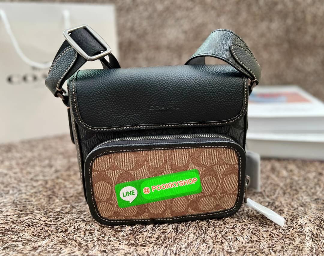 NEW IN! COACH SULLIVAN FLAP CROSSBODY IN BLOCKED SIGNATURE ((CC032)) พร้อมส่ง! รุ่นที่หนุ่มๆถามถึงกันเข้ามา กับกระเป๋าสะพายแบบครอสบอดี้ร์ หนังแท้อย่างดี สวยมากๆ สามารถพกพาไปได้กับทุกๆวัน 🌟รุ่นนี้ห้อยพวงแบรนด์ด้านข้างมาให้2พวงค่ะ ด้านหน้ามีข่องซิปห