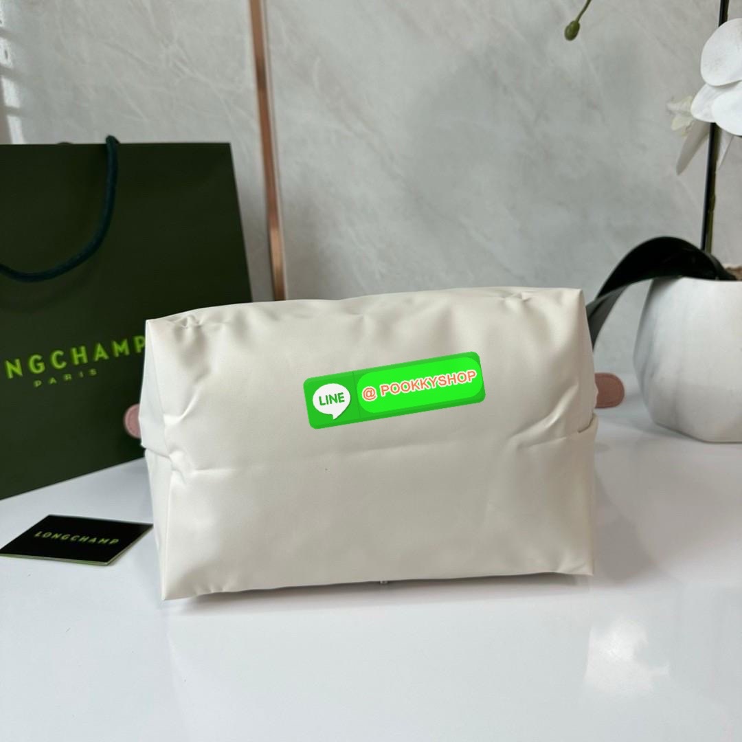 Longchamp Le Pliage Eiffel Tower Tote Bag S 🔖 Collection ใหม่ล่าสุดโดดเด่นด้วยลายปักหอไอเฟลขนาดกระทัดรัดจุของได้เยอะ 🔖วัสดุ : ไนลอนกันน้ำ 🔖เปิด-ปิด ด้วยฝาปิดกระดุมแป๊กมีซิปปิดด้านบน ภายในช่องโล่งกว้างสามารถใส่ iPad ได้ มีช่องแยกด้า